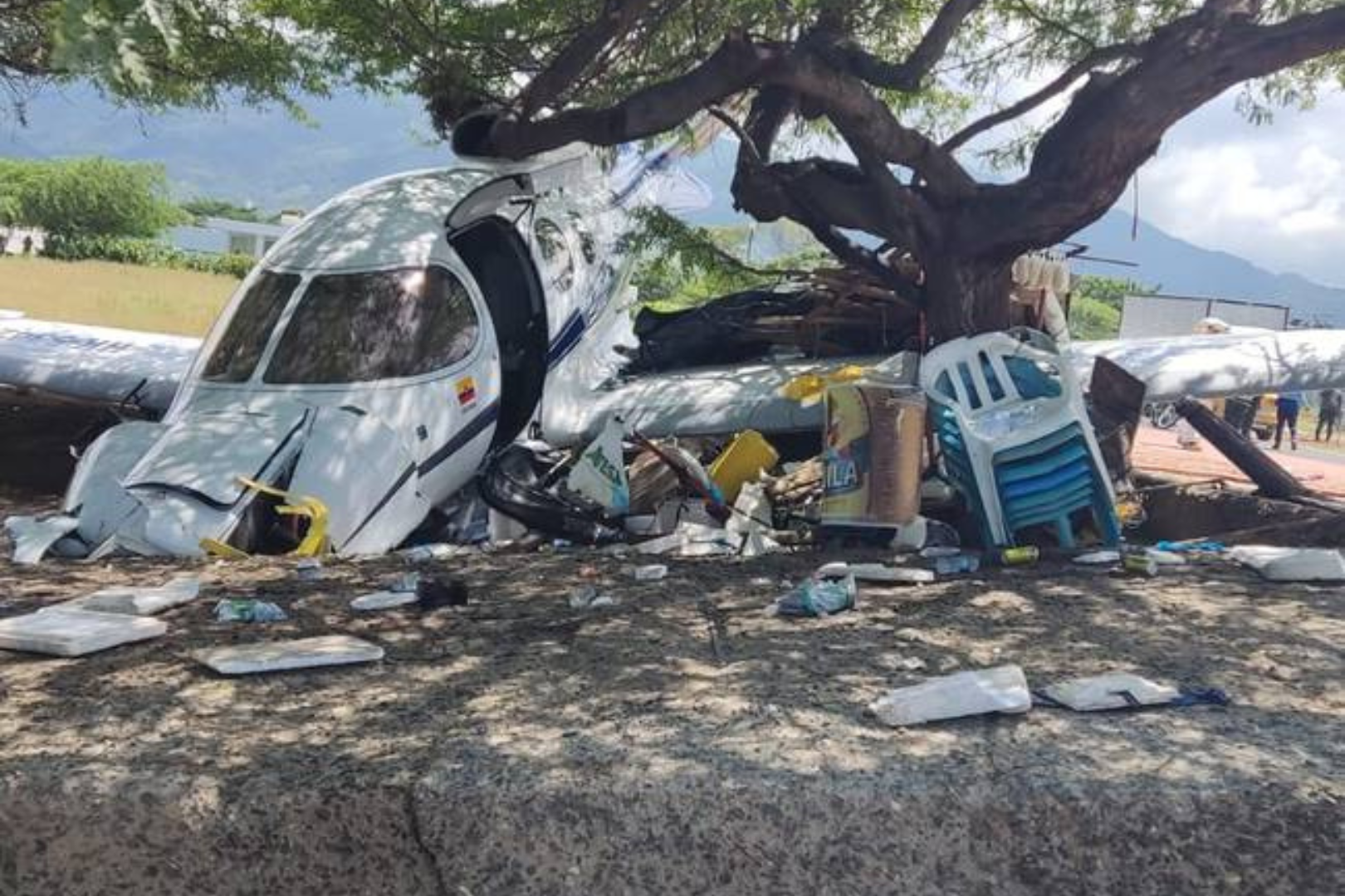 Niño muere arrollado por avión que se salió de la pista en Colombia
