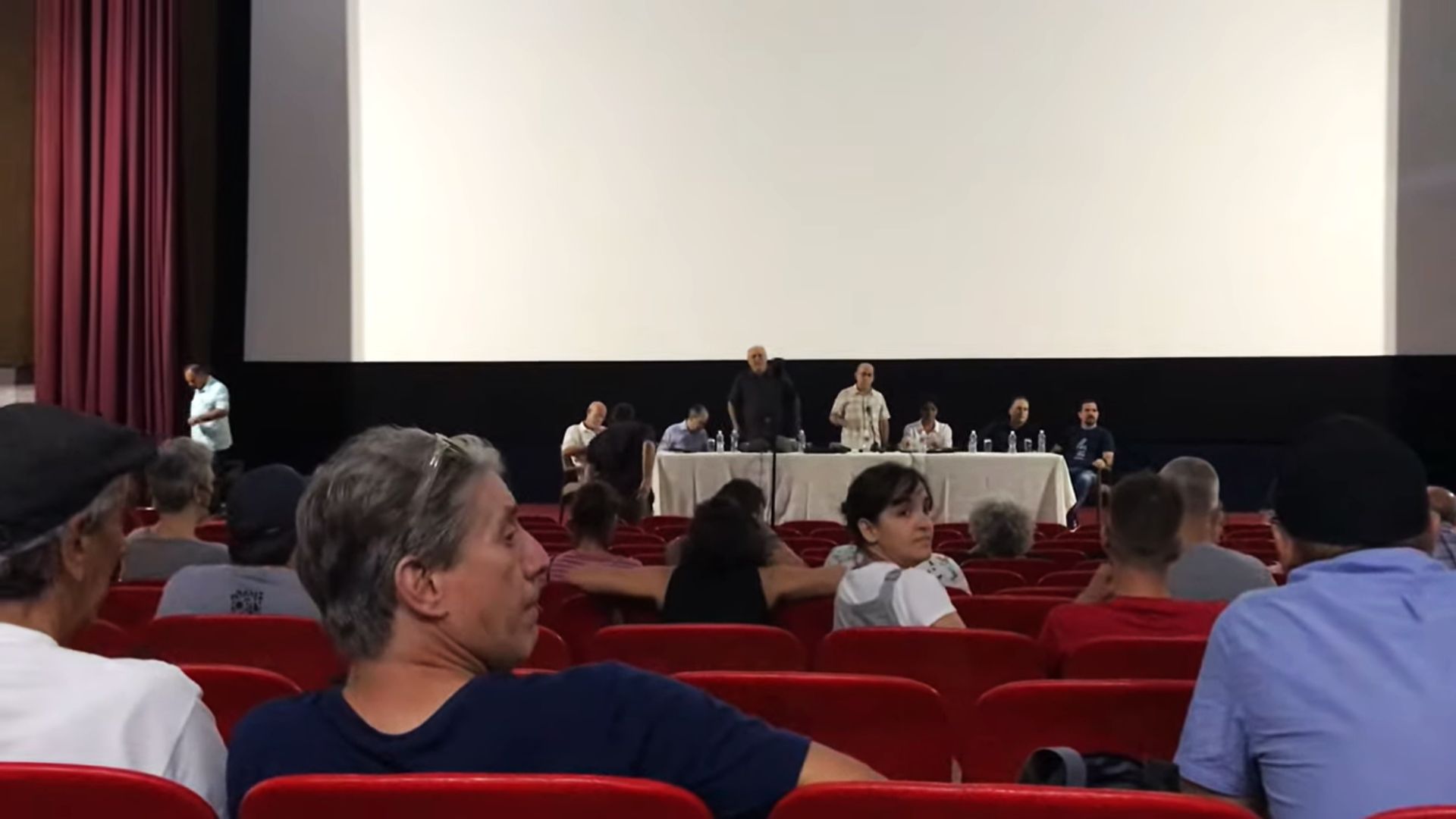 "No debemos grabar": filtran videos de reunión de cineastas con el régimen cubano