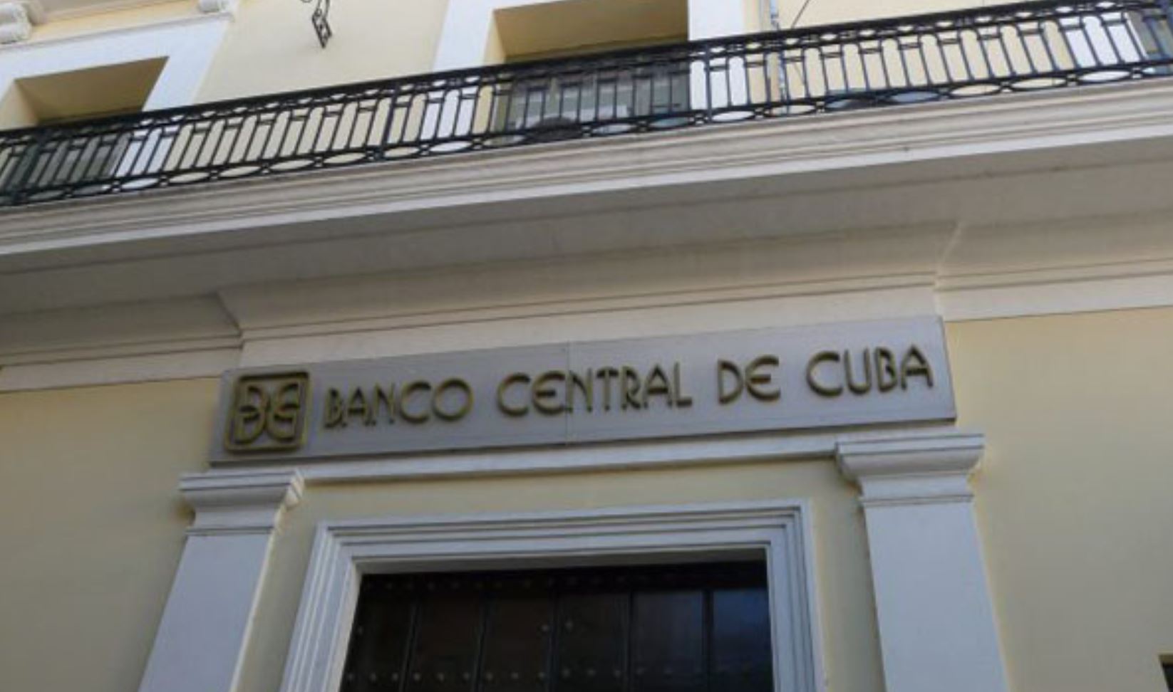 "No se me ocurriría": cubano teme depositar dólares en bancos del régimen