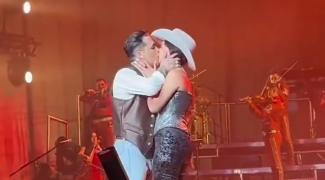 Nodal y Ángela Aguilar se besan por primera vez en público: las redes estallan 