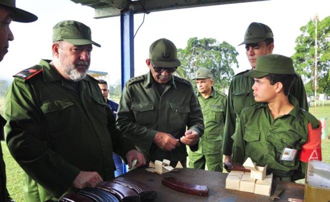 "Nos sobra disposición a combatir", dice primer ministro a universitarios cubanos