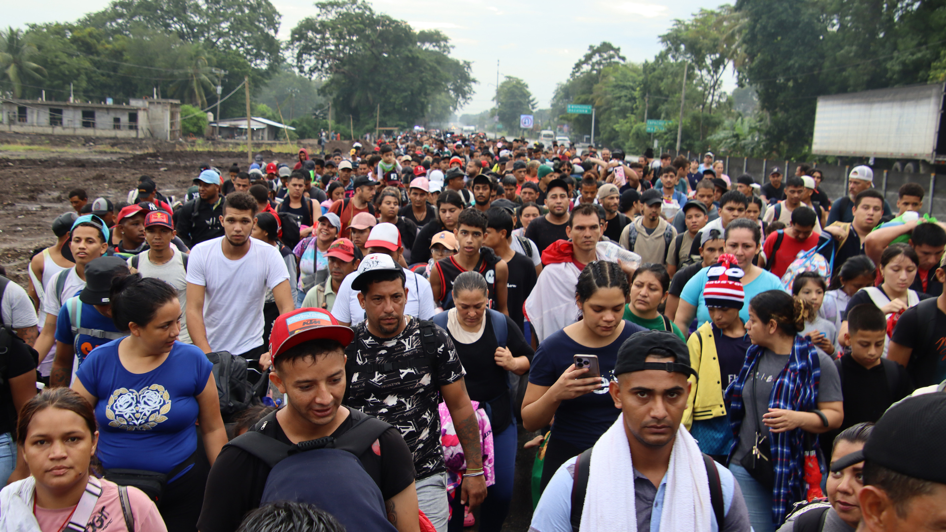 Nueva caravana migrante, que incluye gran cantidad de cubanos, parte desde el sur de México 