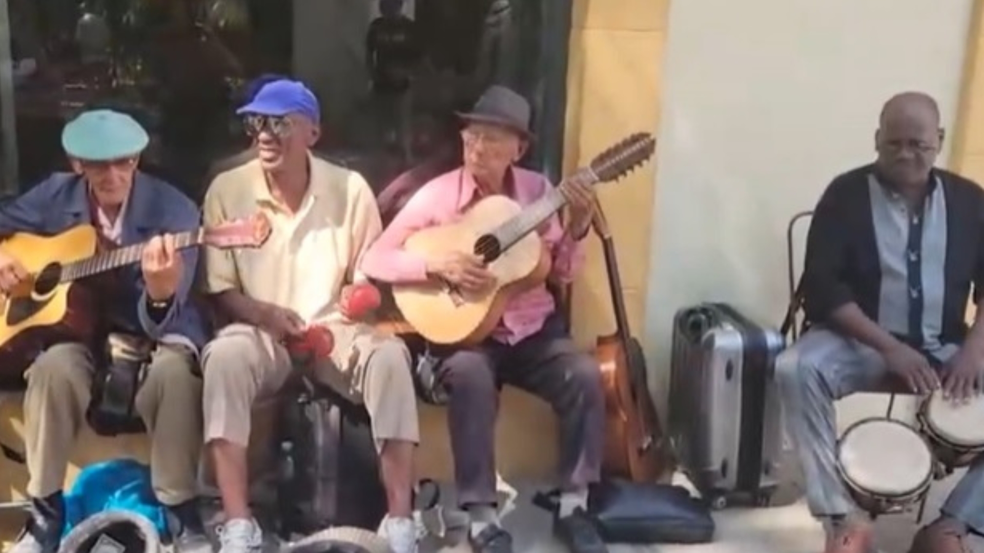 Oficios en Cuba: músicos tocan en las calles