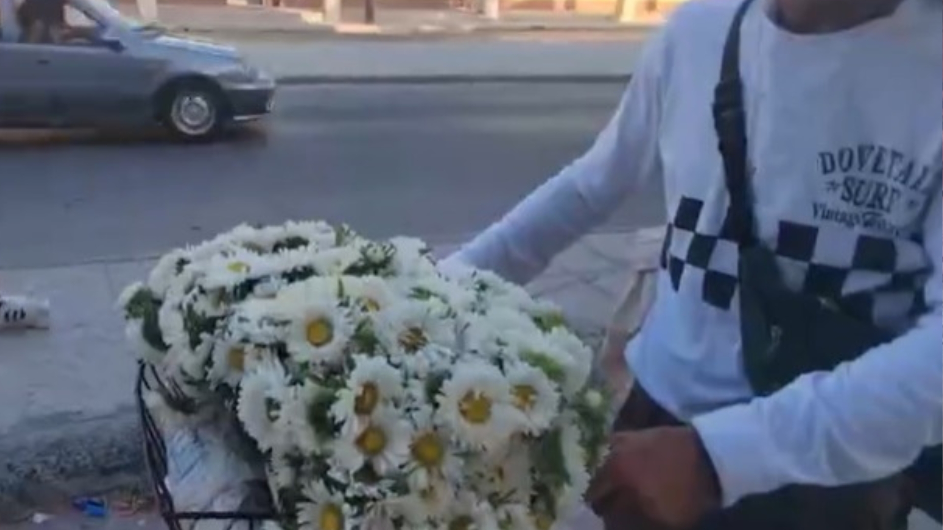 Oficios en Cuba: venta de flores en bicicleta