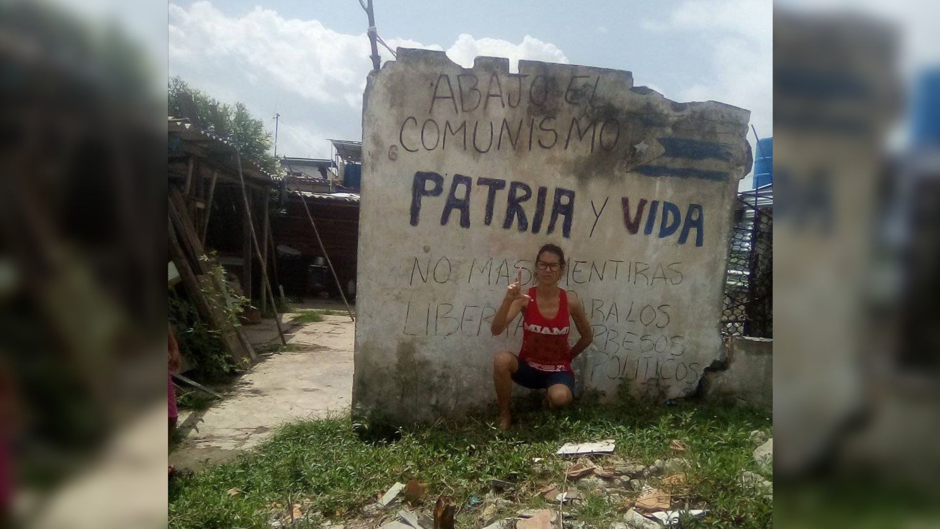 Opositora cubana pinta cartel de "Patria y Vida" en las afueras de su vivienda