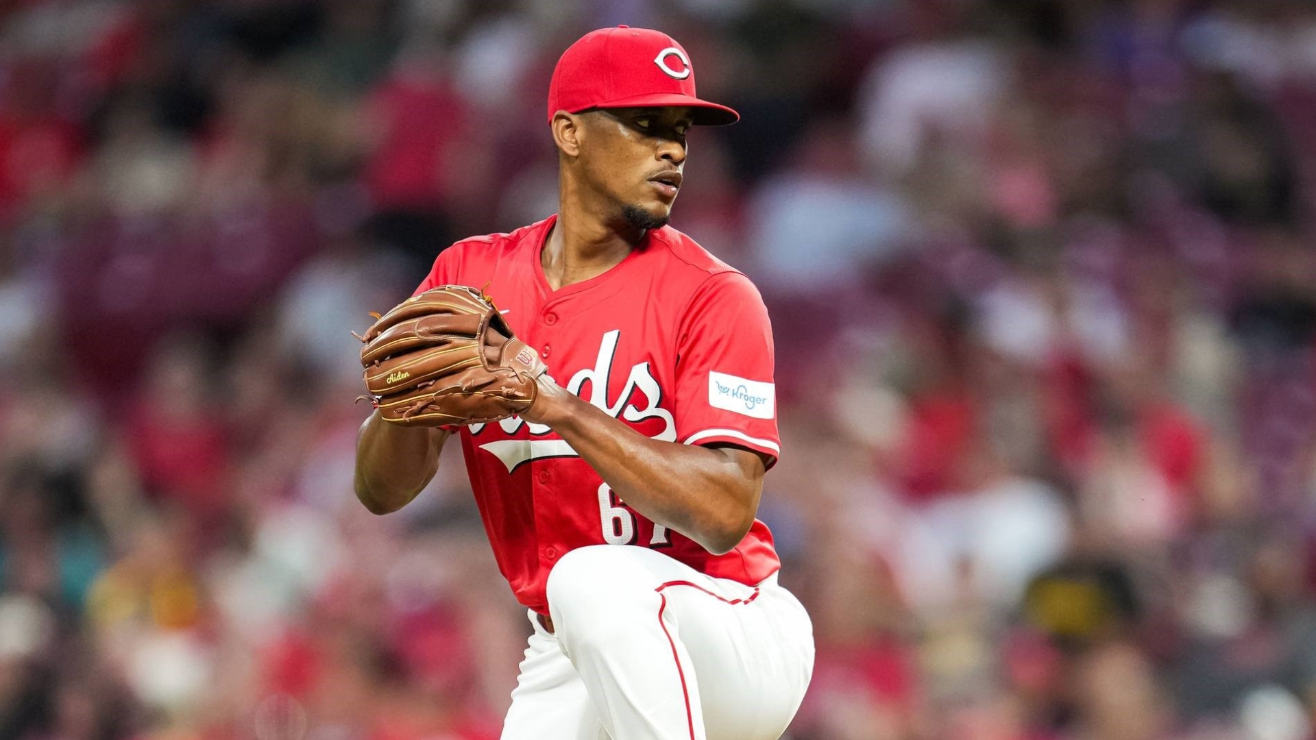 Pícher cubano Yosver Zulueta debuta en Grandes Ligas con Cincinnati 