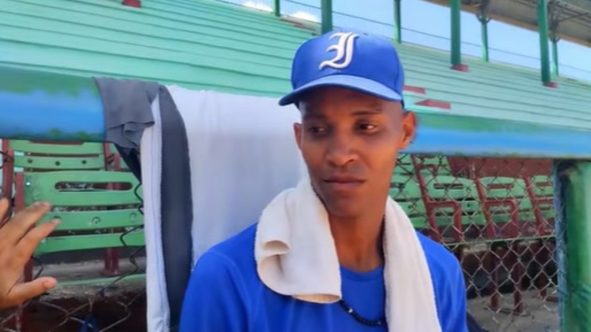 Pícher de 20 años de Industriales sale de Cuba en busca de firma de MLB