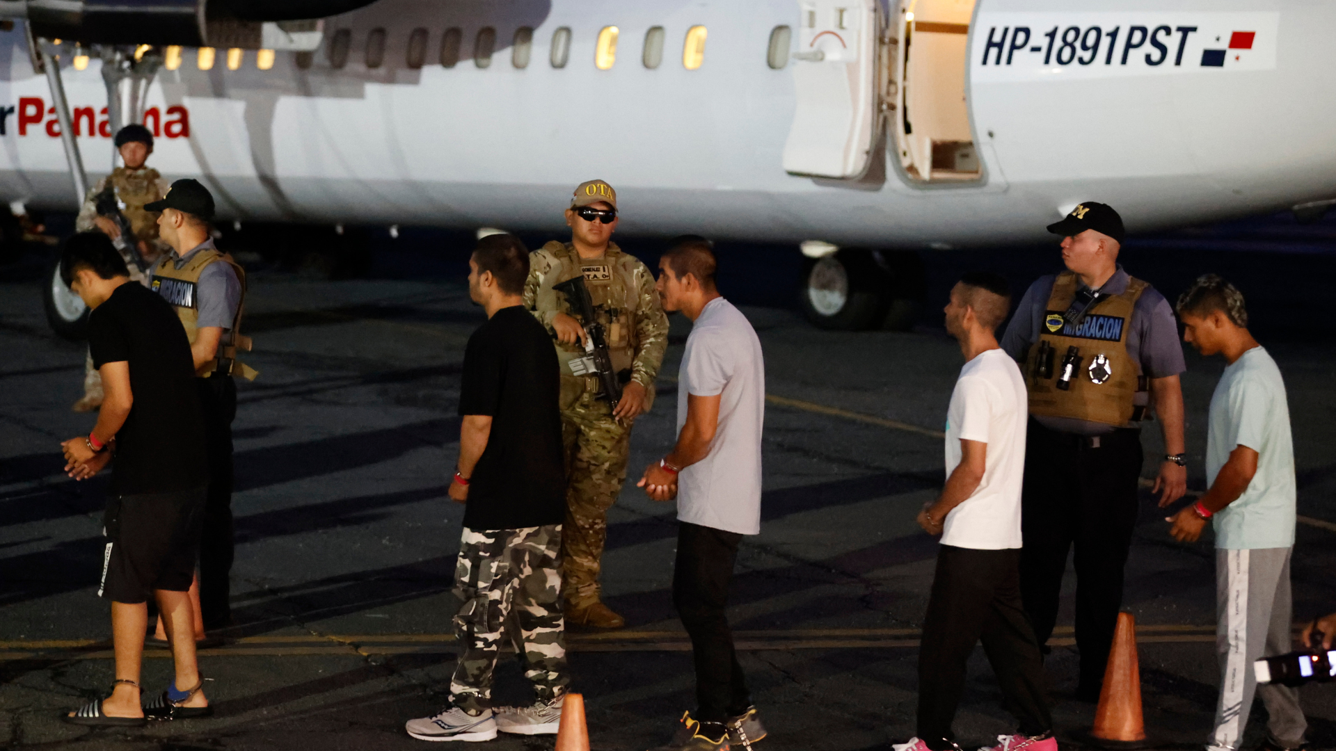 Panamá inicia deportaciones de migrantes que han cruzado el Darién