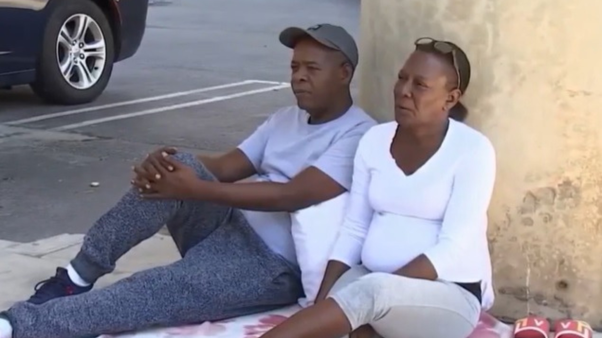 Pareja de cubanos que duermen debajo de un puente en Miami recibe ayuda de la comunidad