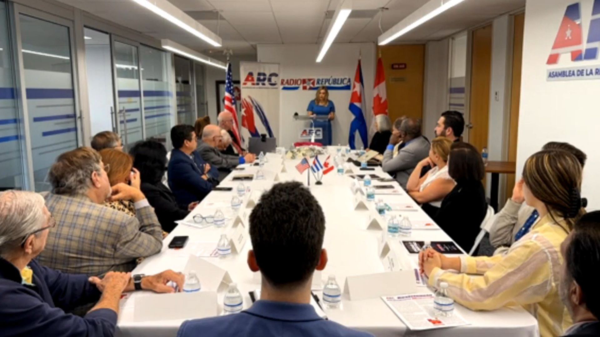 Parlamentaria canadiense Stephanie Kusie muestra su apoyo al pueblo cubano