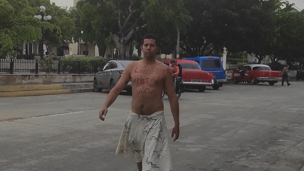 "Patria y Vida, libertad": el grito de un manifestante en una céntrica calle de Holguín