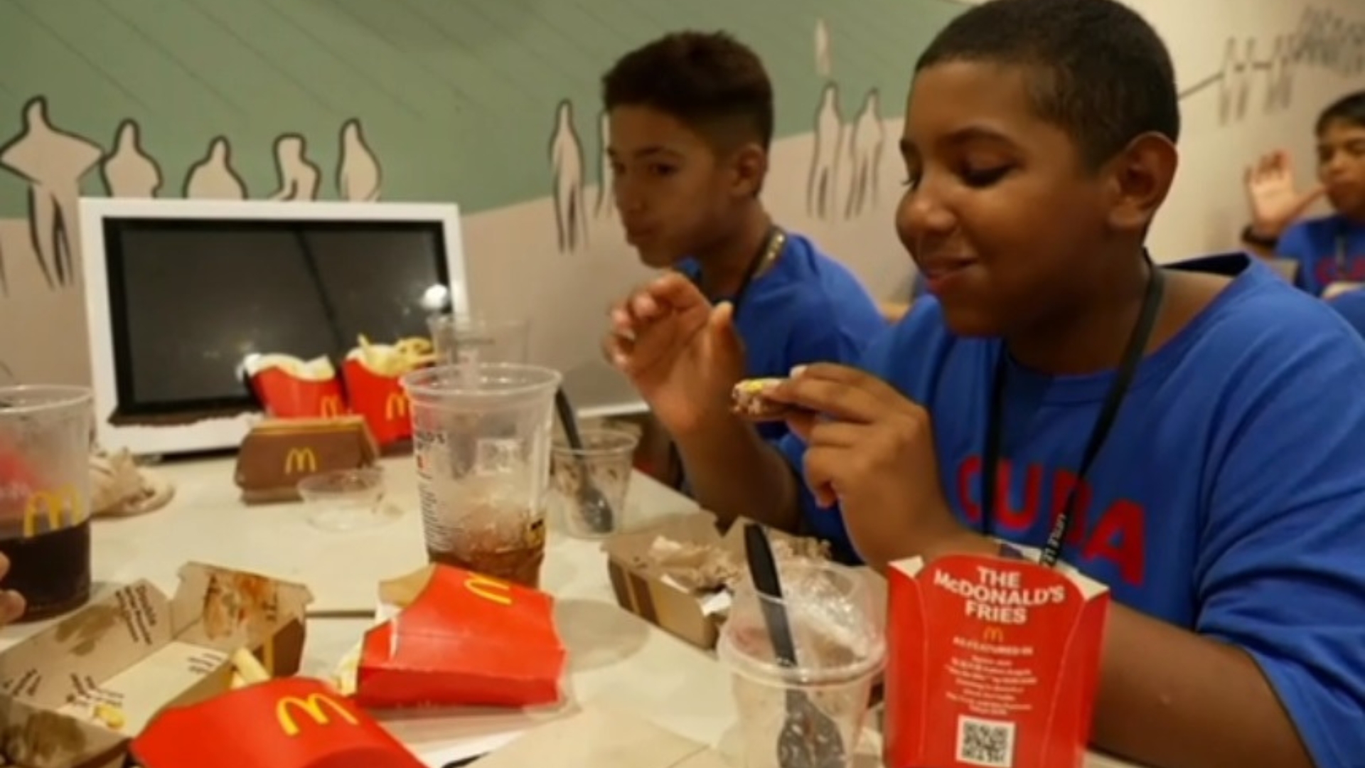 Peloteritos cubanos van a un McDonalds por primera vez en EE.UU