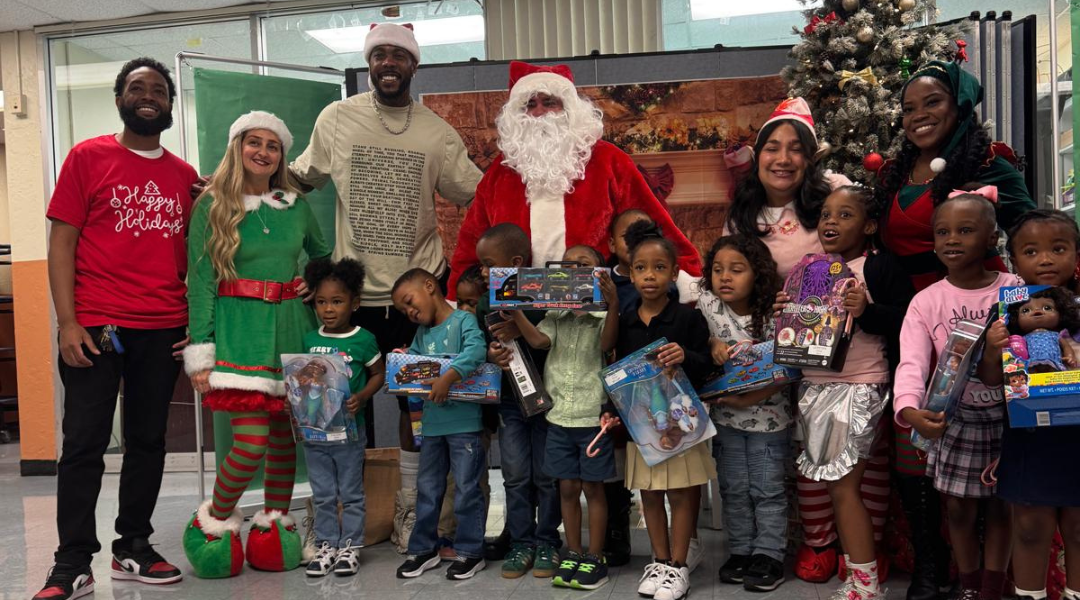 Pelotero cubano Aroldis Chapman dona juguetes en escuela de Miami