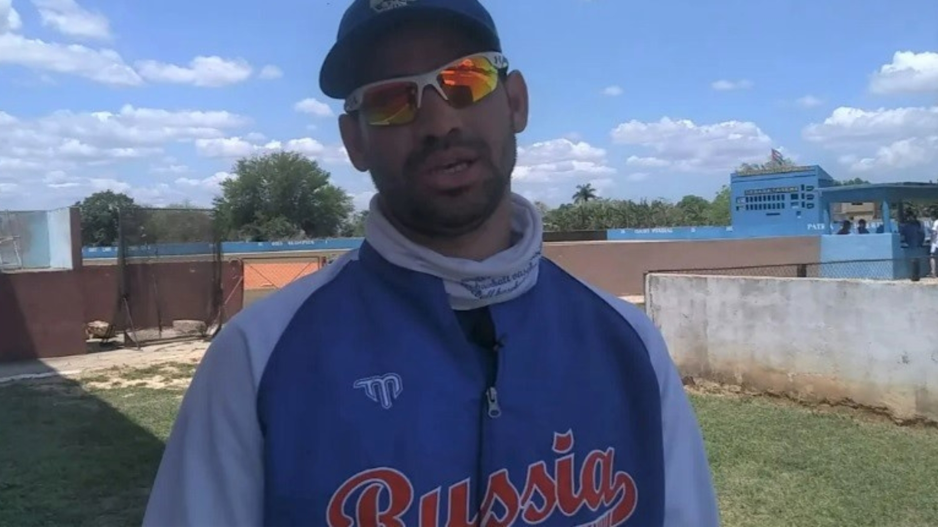 Pelotero David Castillo con equipo de Rusia: “No creí que volvería a pisar un terreno en Cuba”