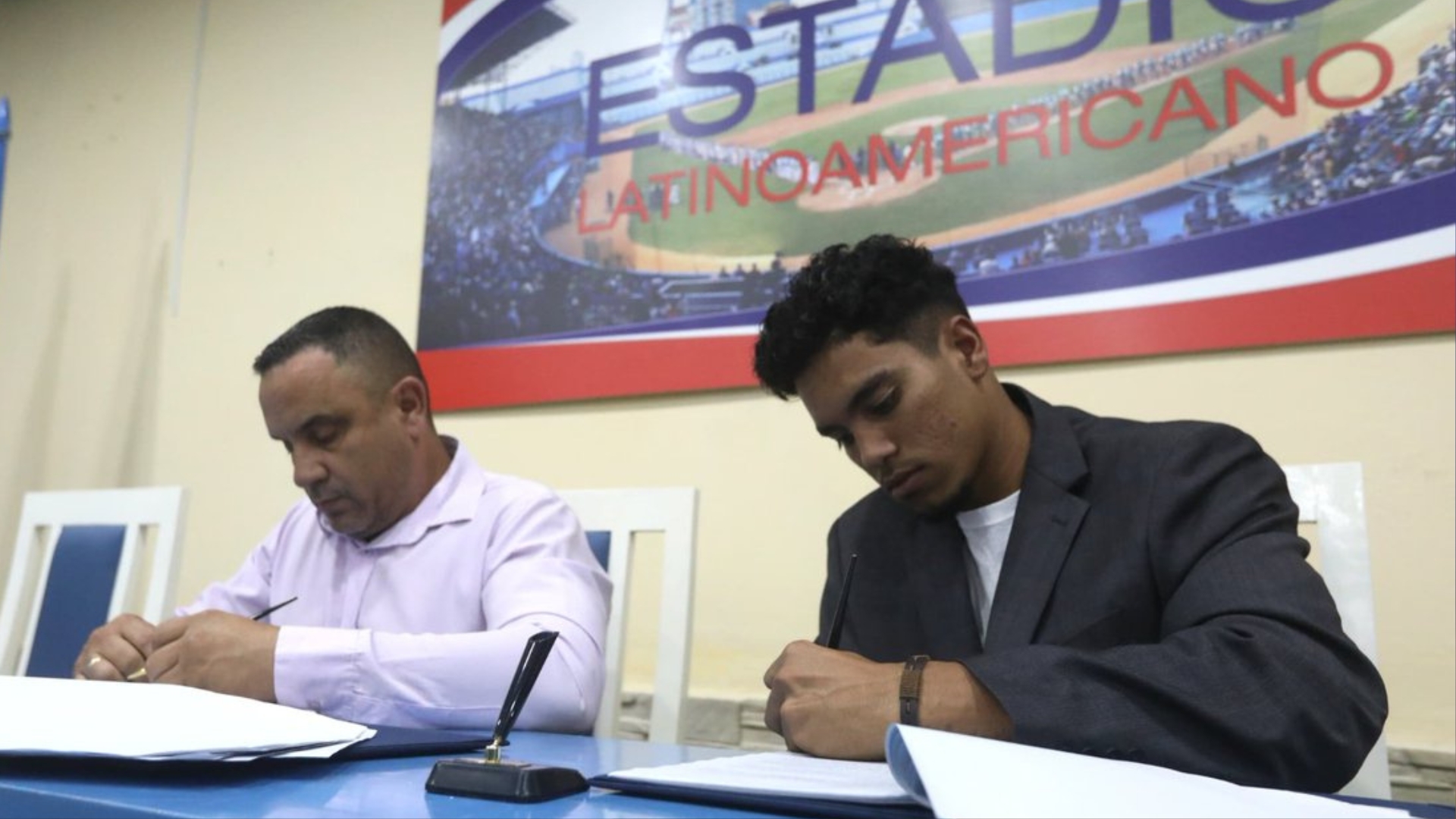 Peloteros cubanos firman con equipos nipones bajo auspicio de la Federación del régimen
