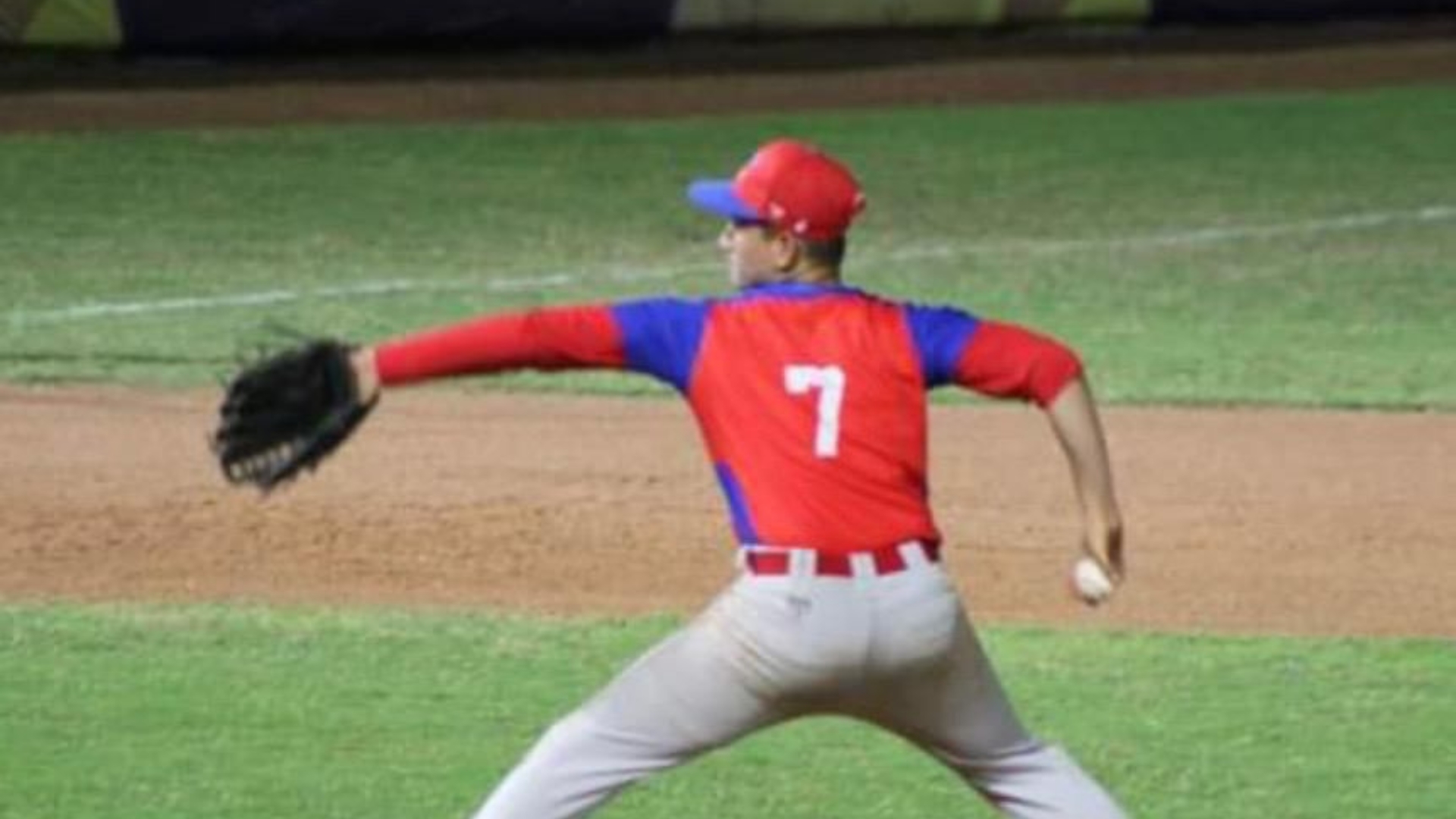 Peloteros quinceañeros cubanos salen de la isla en busca de contratos profesionales