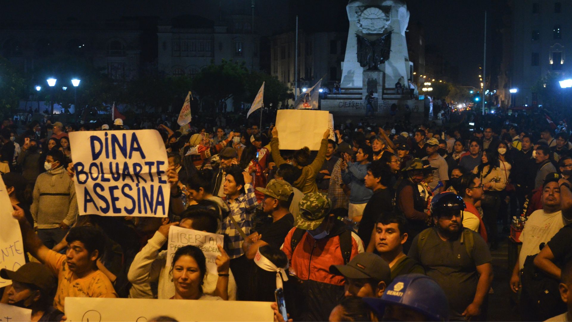 Perú extiende el estado de emergencia mientras continúa la violencia en protestas