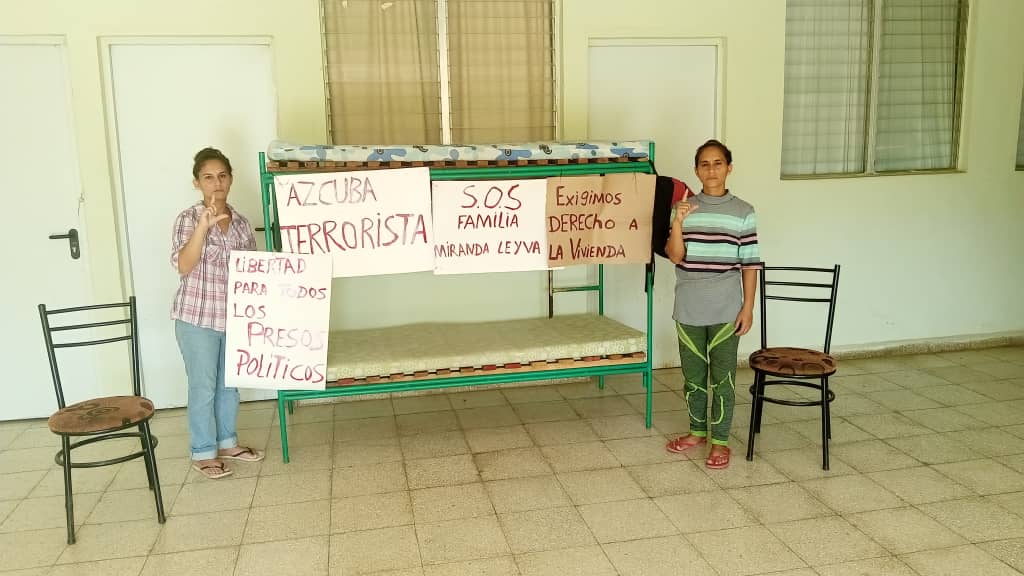 “Persiste asedio comunista”: familia Miranda Leyva continúa protesta en albergue donde vive hacinada