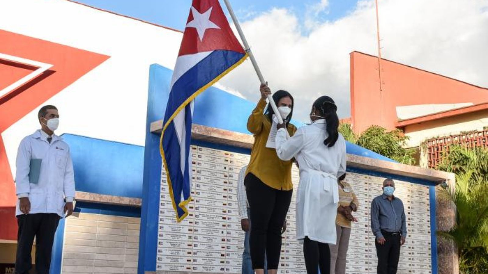 Piden reactivar programa de parole para médicos cubanos