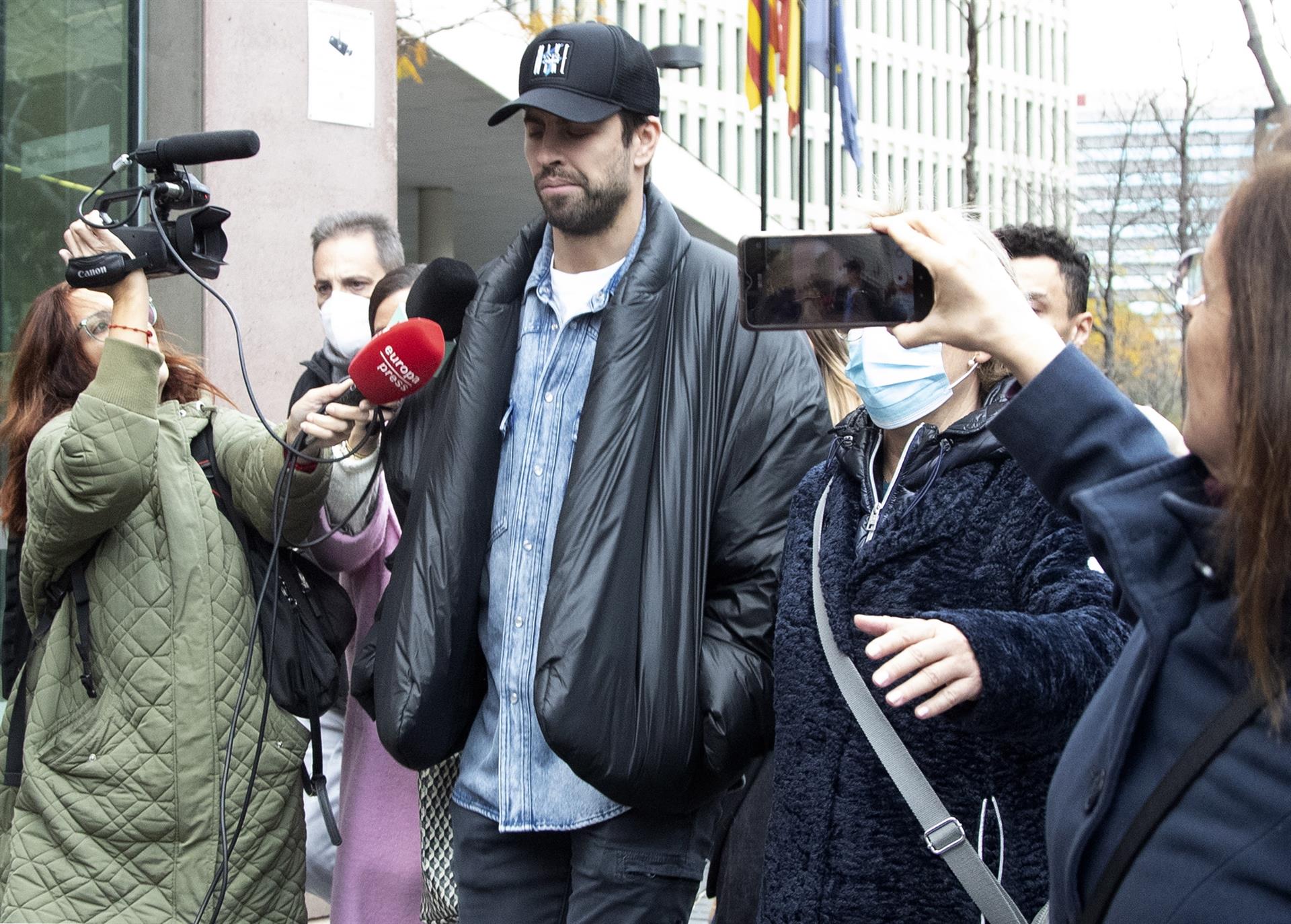 Piqué y Clara Chía expulsados de un restaurante en Barcelona: ¡Dicen que el dueño era fan de Shakira!