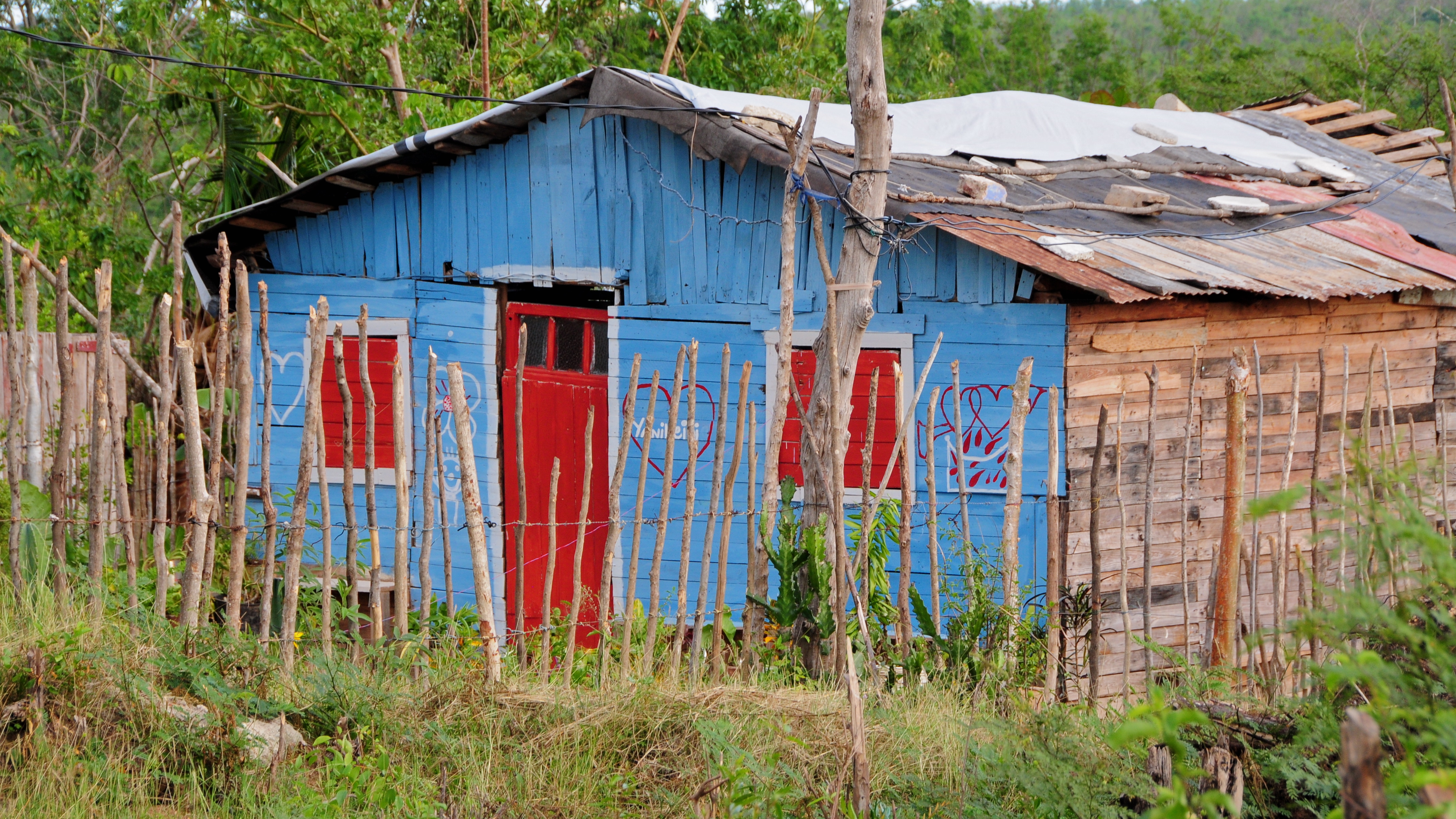 Pisos de tierra, casas de tablas e incumplimientos: los "logros" de este año en la construcción de viviendas