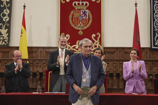 Poeta Rafael Cadenas: "Urgente defender la democracia de todo lo que la acecha"