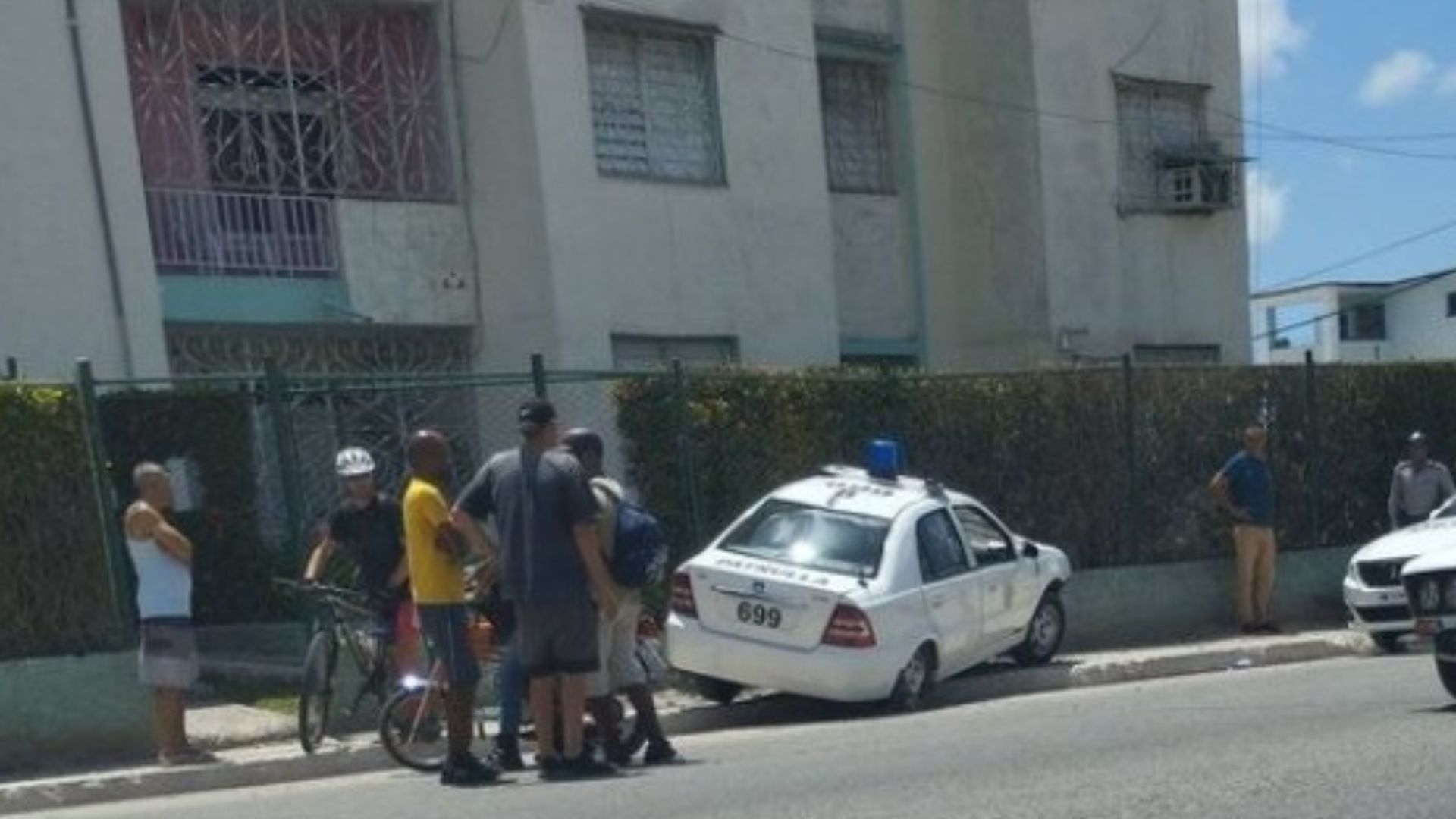 Policías chocan una patrulla en inmediaciones de edificio en La Habana