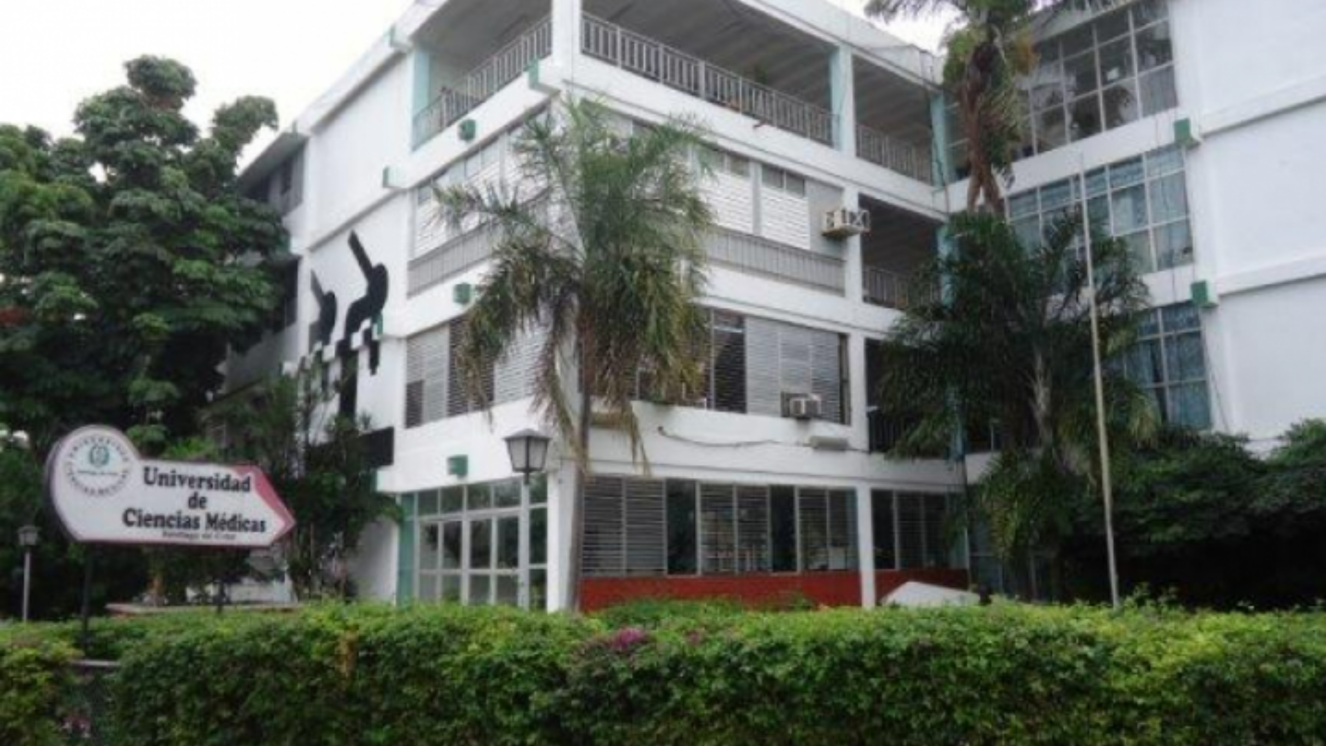 "Pongan la corriente": alumnos protestan en Universidad de Ciencias Médicas de Santiago