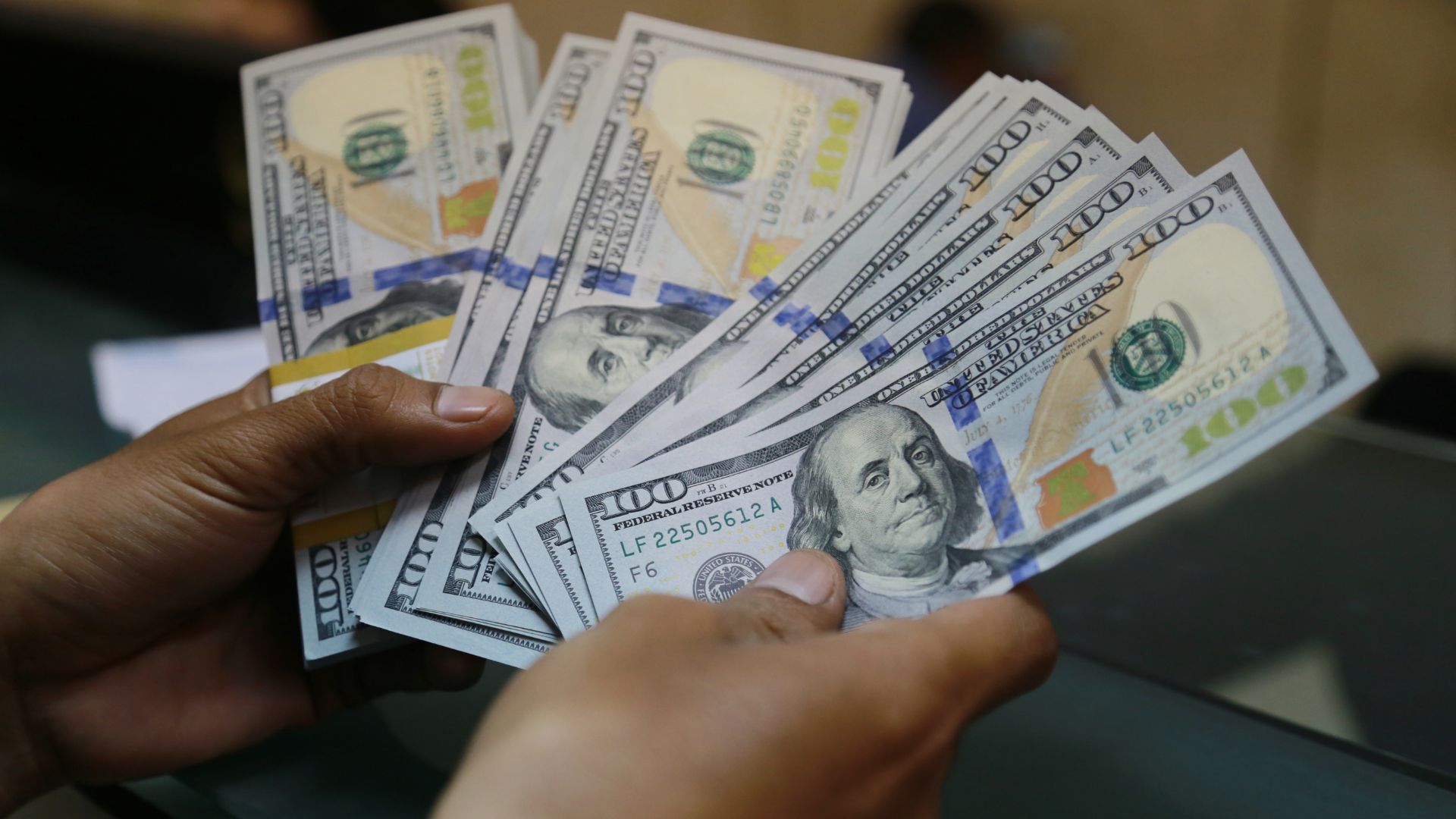 Presentan cargos contra cubanoamericana que entró $100 mil a EE.UU. sin declarar
