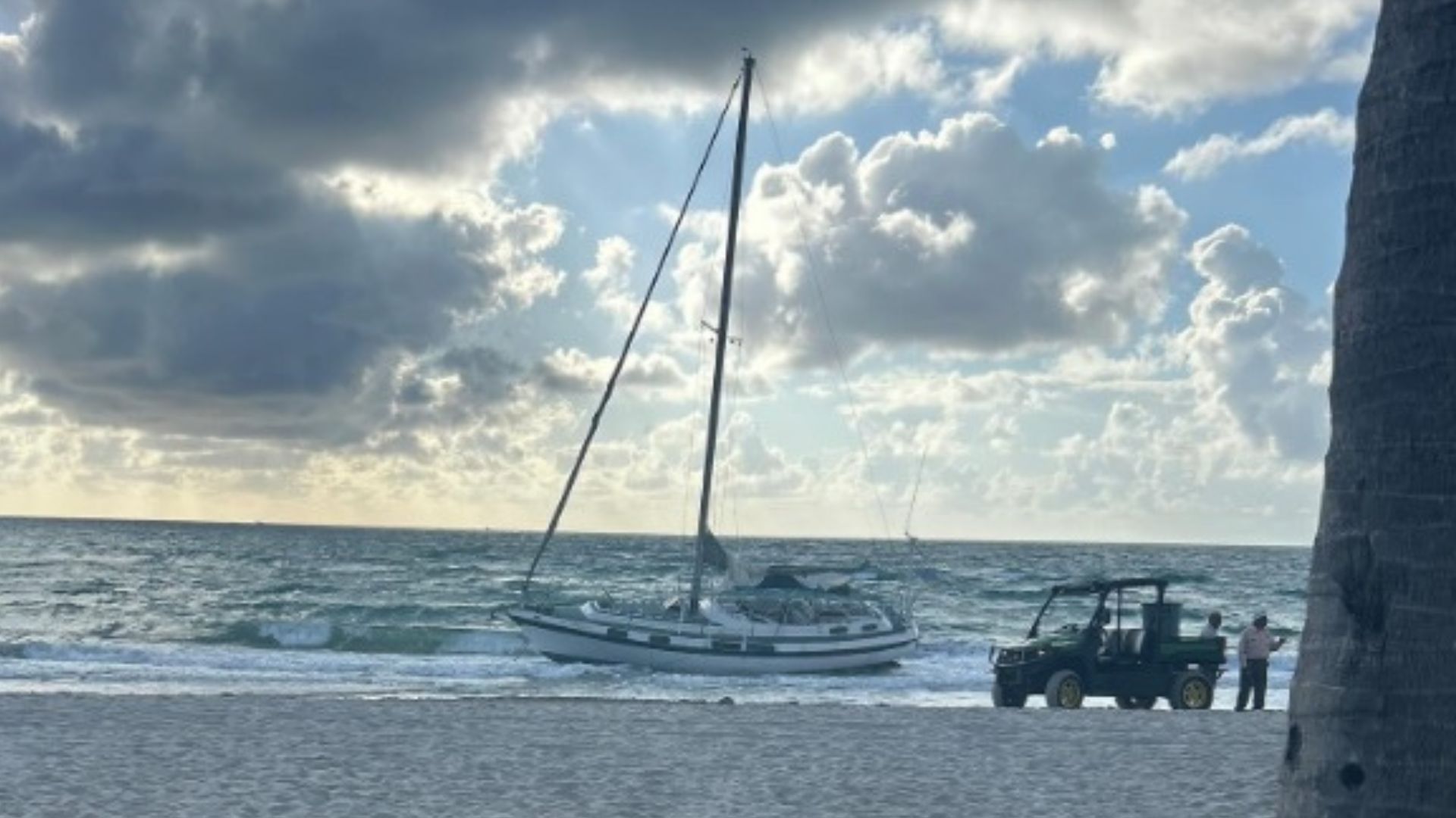Presuntos migrantes llegan a playa de Florida en embarcación que dejaron abandonada 