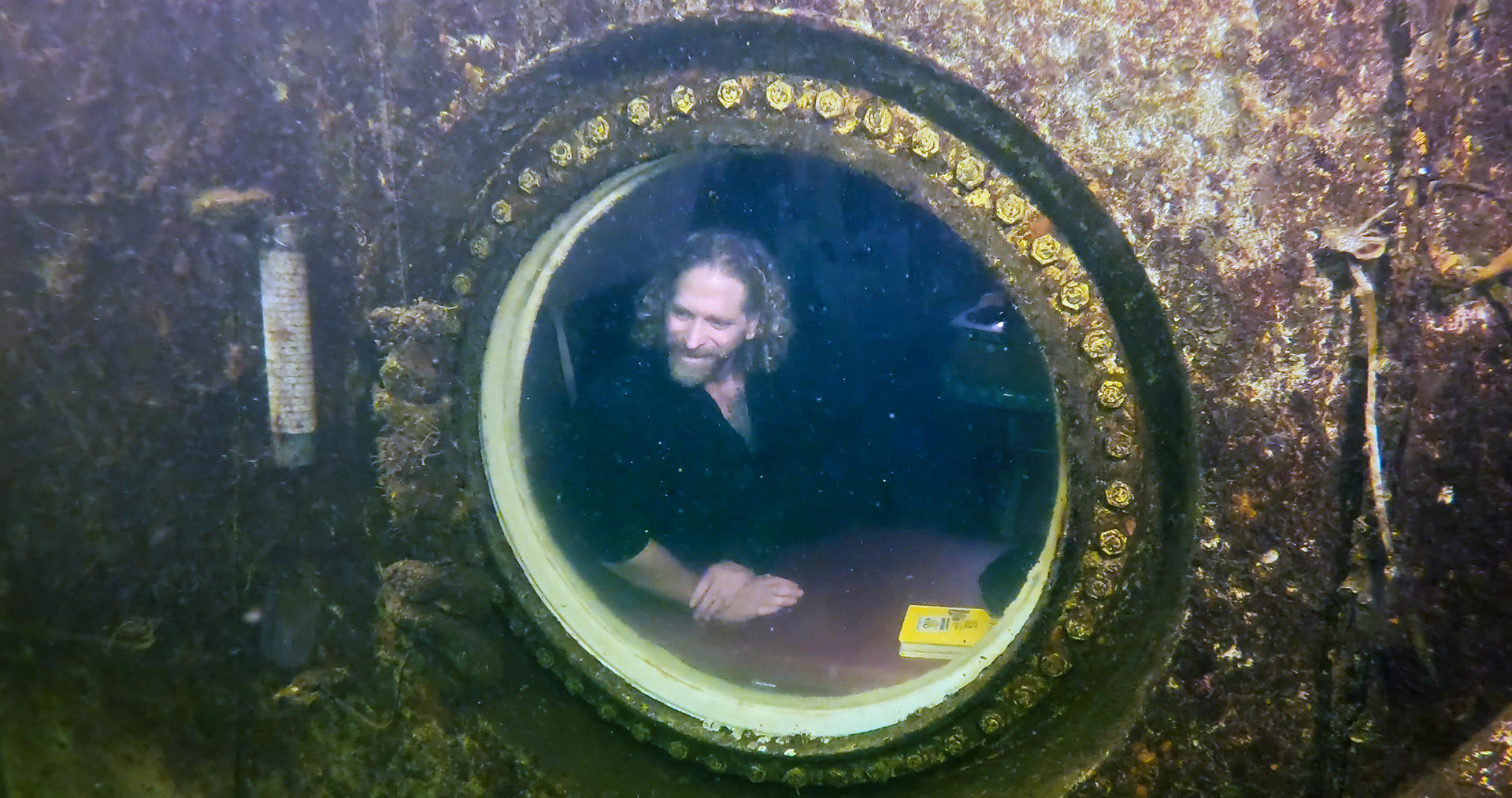 Profesor de Florida bate récord mundial al vivir 74 días en un refugio submarino