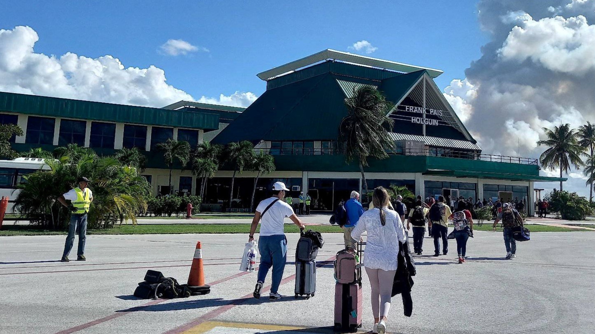Prorrogan estancia de cubanos en el exterior sin pérdida de residencia