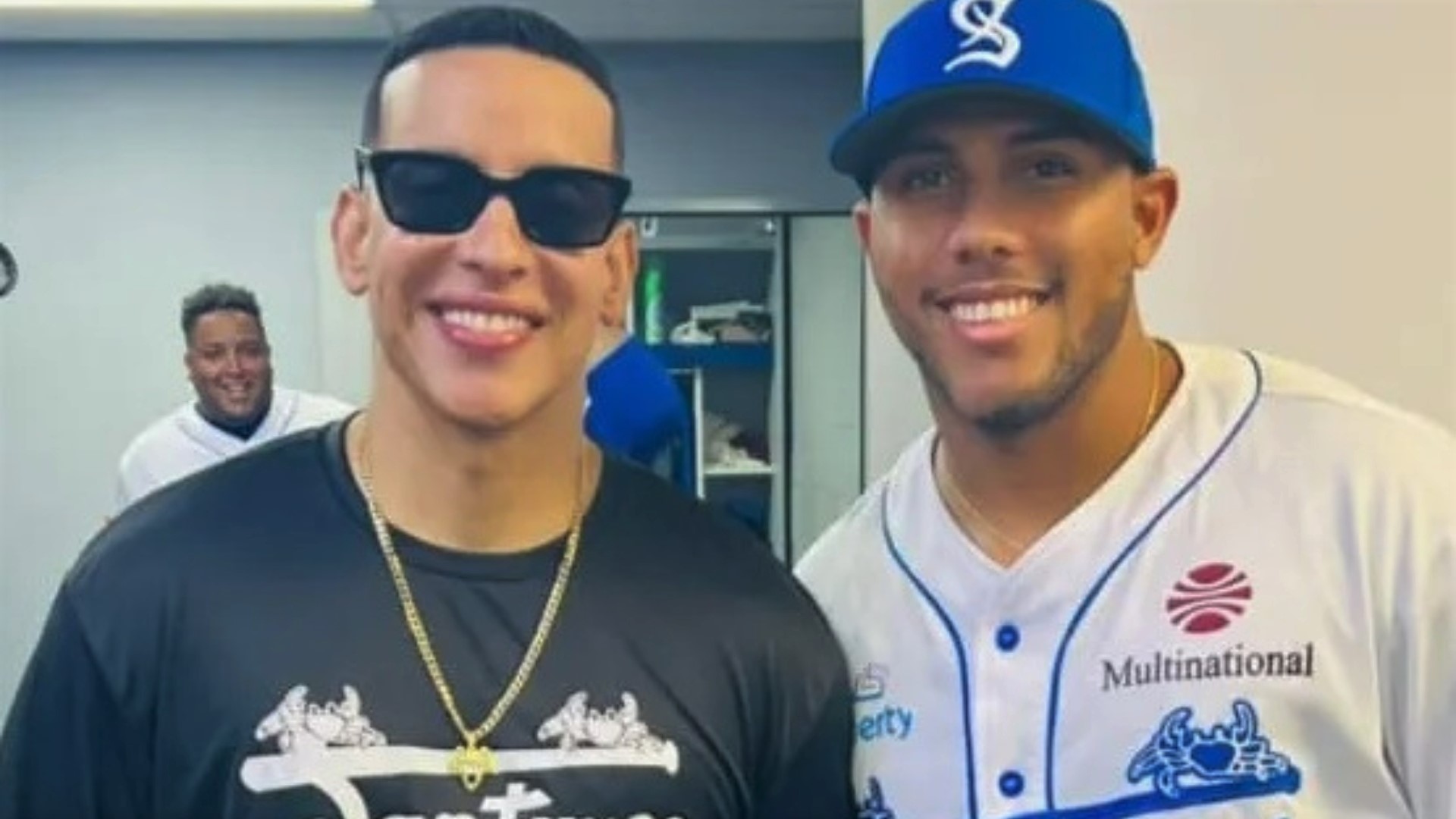 Prospecto cubano de los Astros Pedro León presume foto con Daddy Yankee