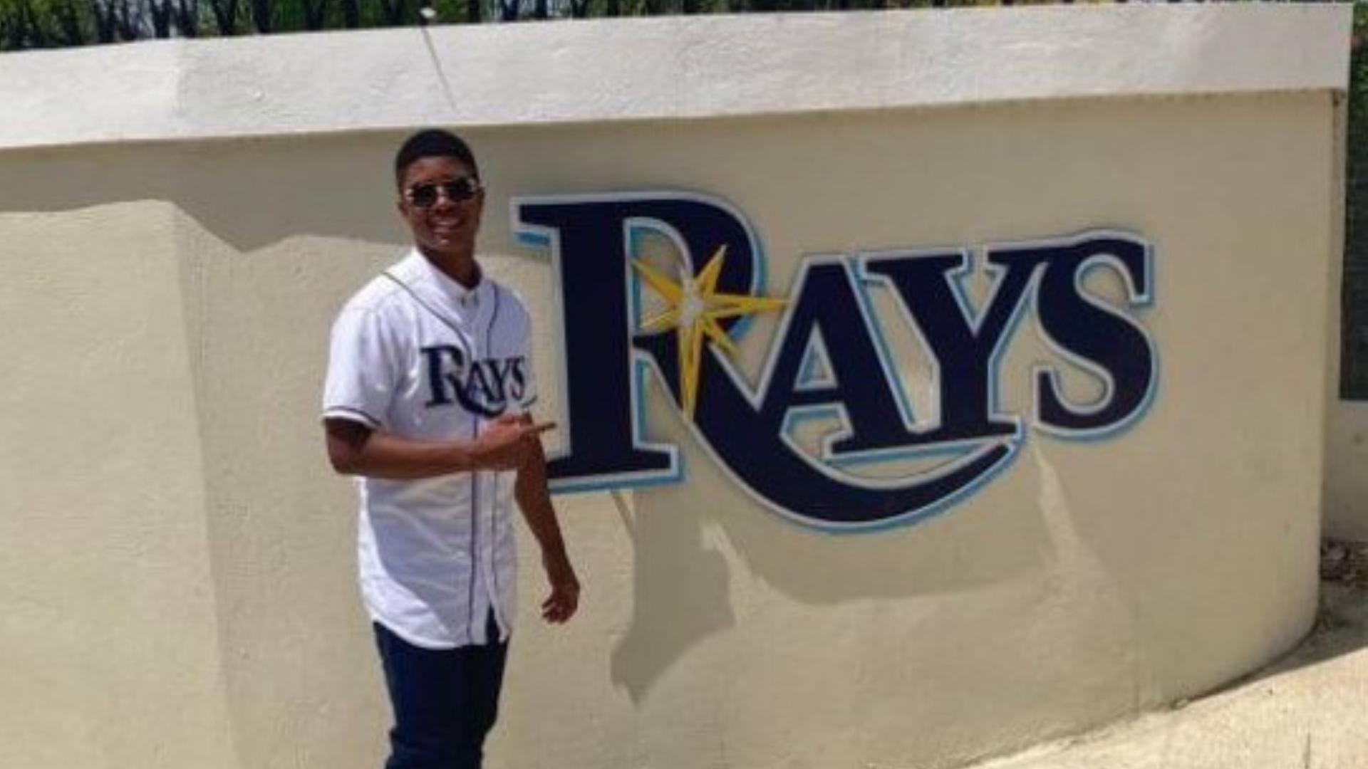Prospecto cubano Jonathan Daniel Russell firma con los Rays de Tampa