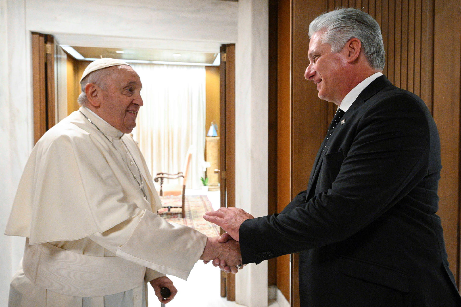 Protestan contra la reunión entre el Papa y Díaz-Canel en el Vaticano