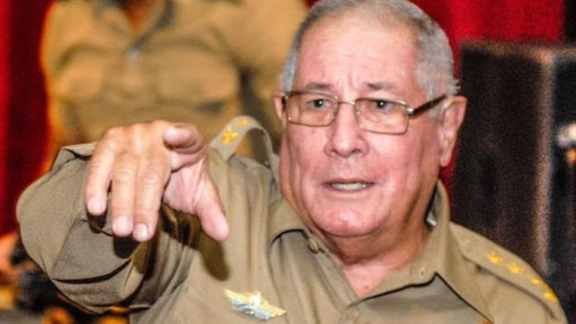 Putin condecora a ministro de las Fuerzas Armadas del régimen cubano 