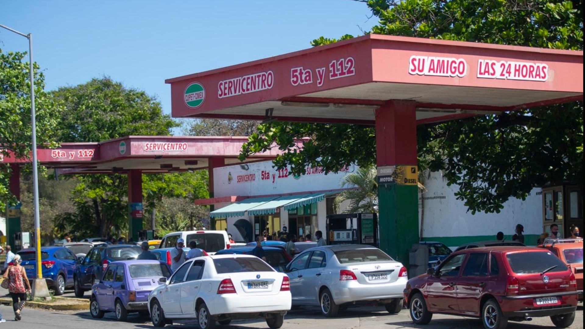Régimen cubano amplía la venta en dólares de combustible en servicentros