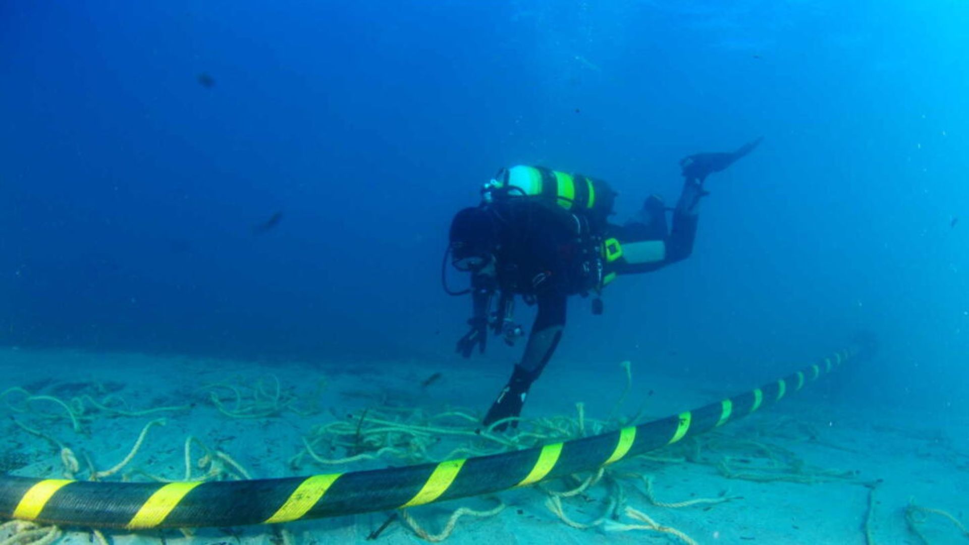 Régimen cubano anuncia acuerdo con Orange S.A. para instalar nuevo cable submarino
