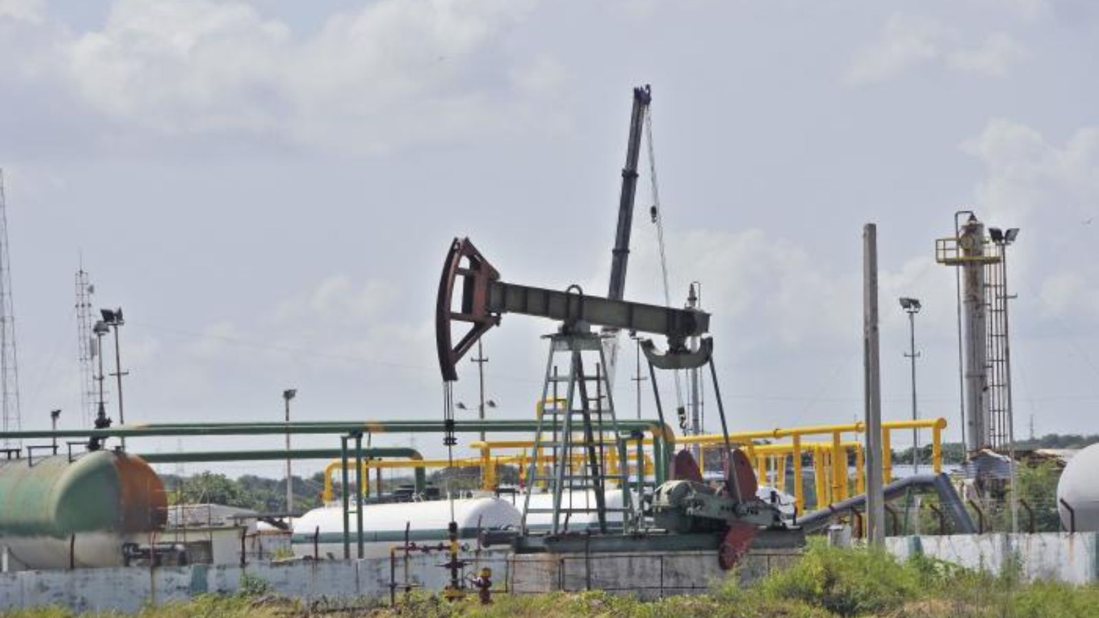 Régimen cubano busca dólares para infraestructura petrolera