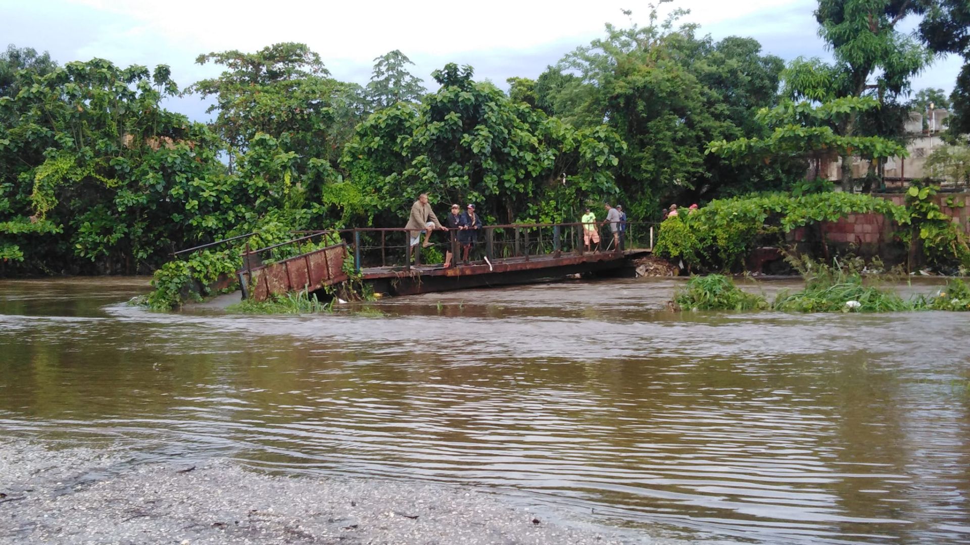 Régimen cubano confirma 6 muertos en la isla por inundaciones 