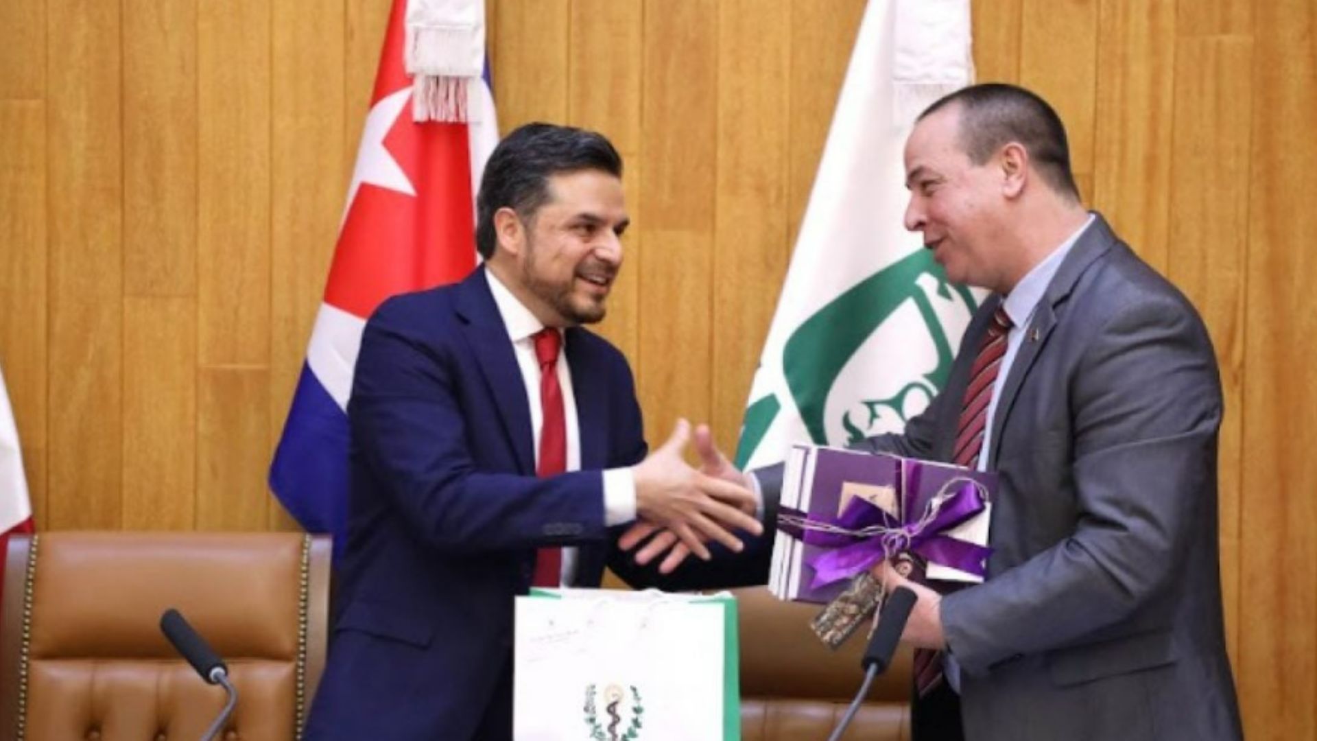Régimen cubano enviará más médicos a México a pesar de su escasez en la isla