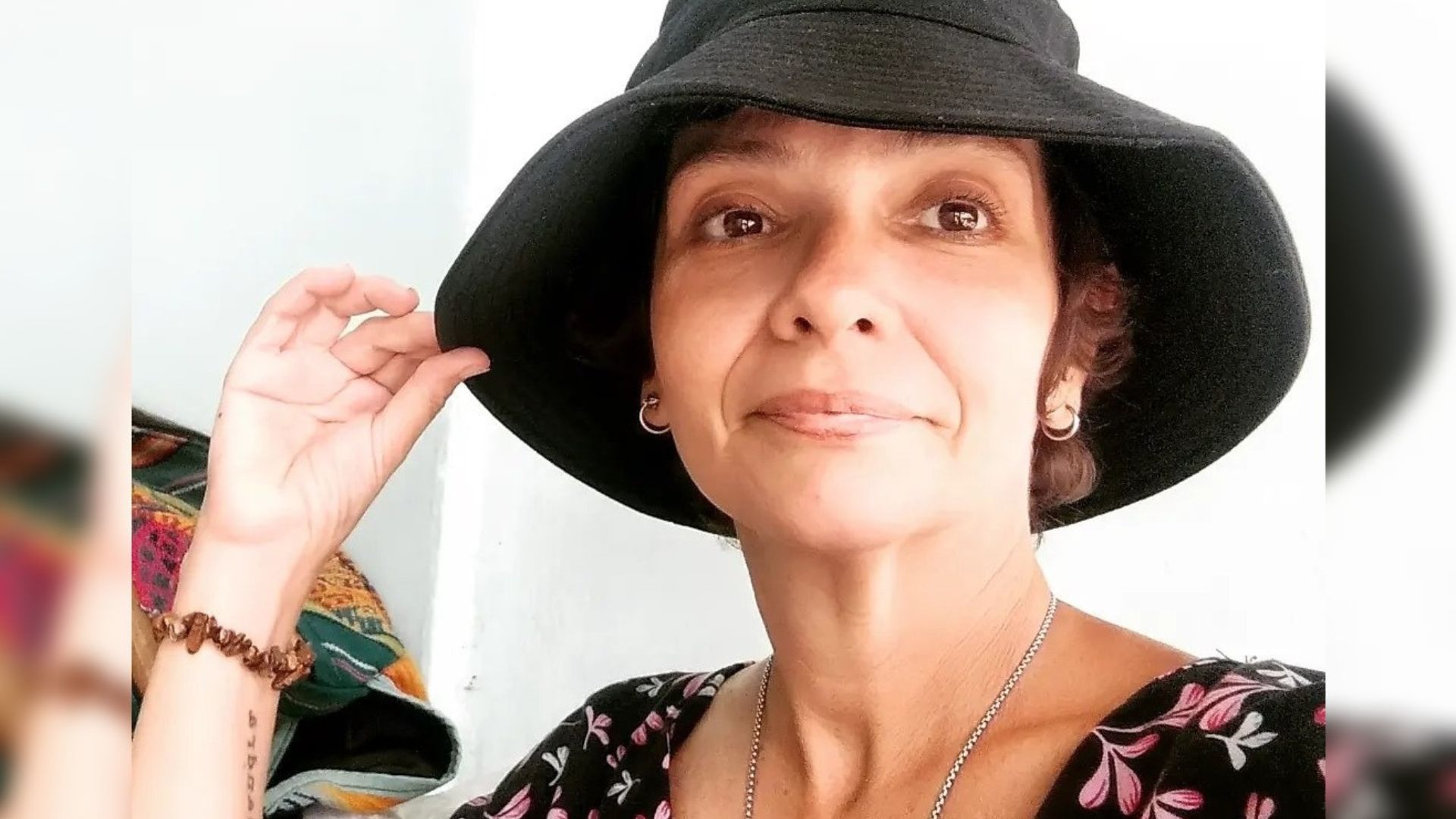 Régimen cubano impone prohibición de salida del país a escritora Adriana Normand
