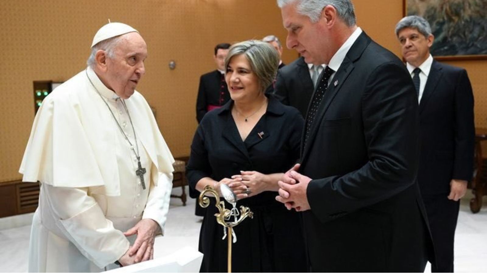 Régimen cubano lamenta muerte del Papa Francisco y agradece su "cercanía" 