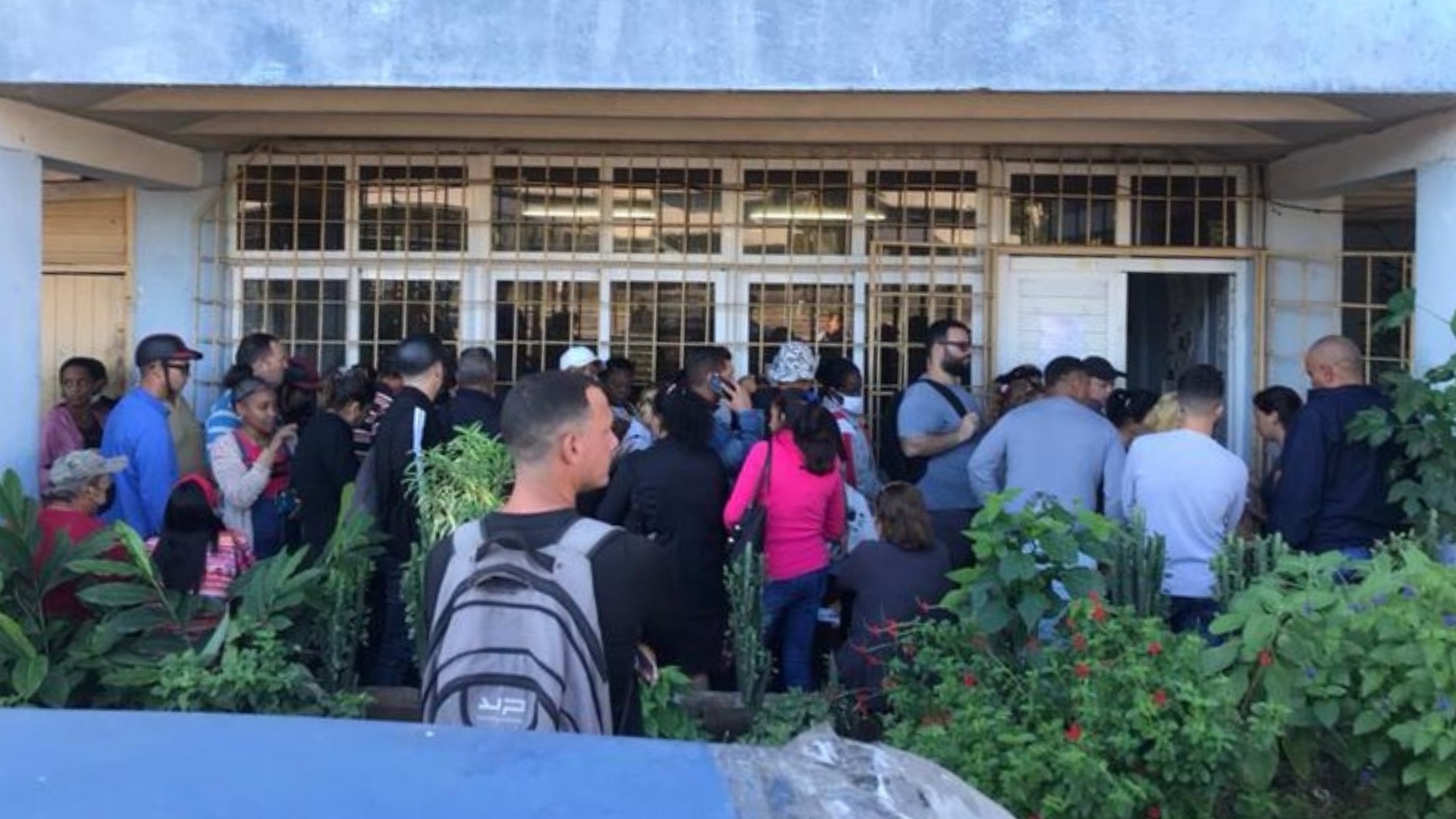 Régimen cubano niega que no se estén legalizando documentos para salir del país