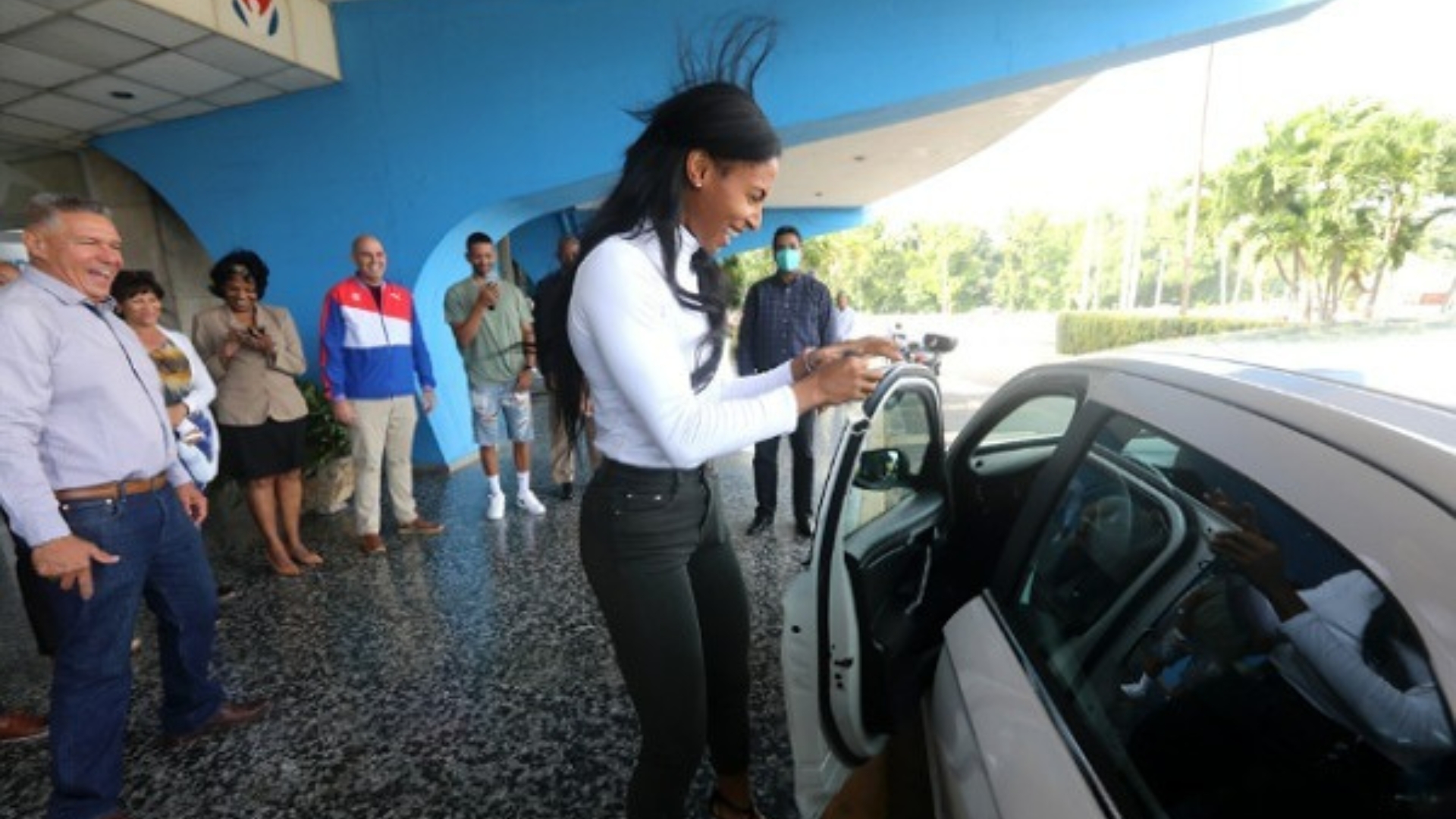 Régimen cubano regala carros a deportistas y entrenadores por “su compromiso con la patria”