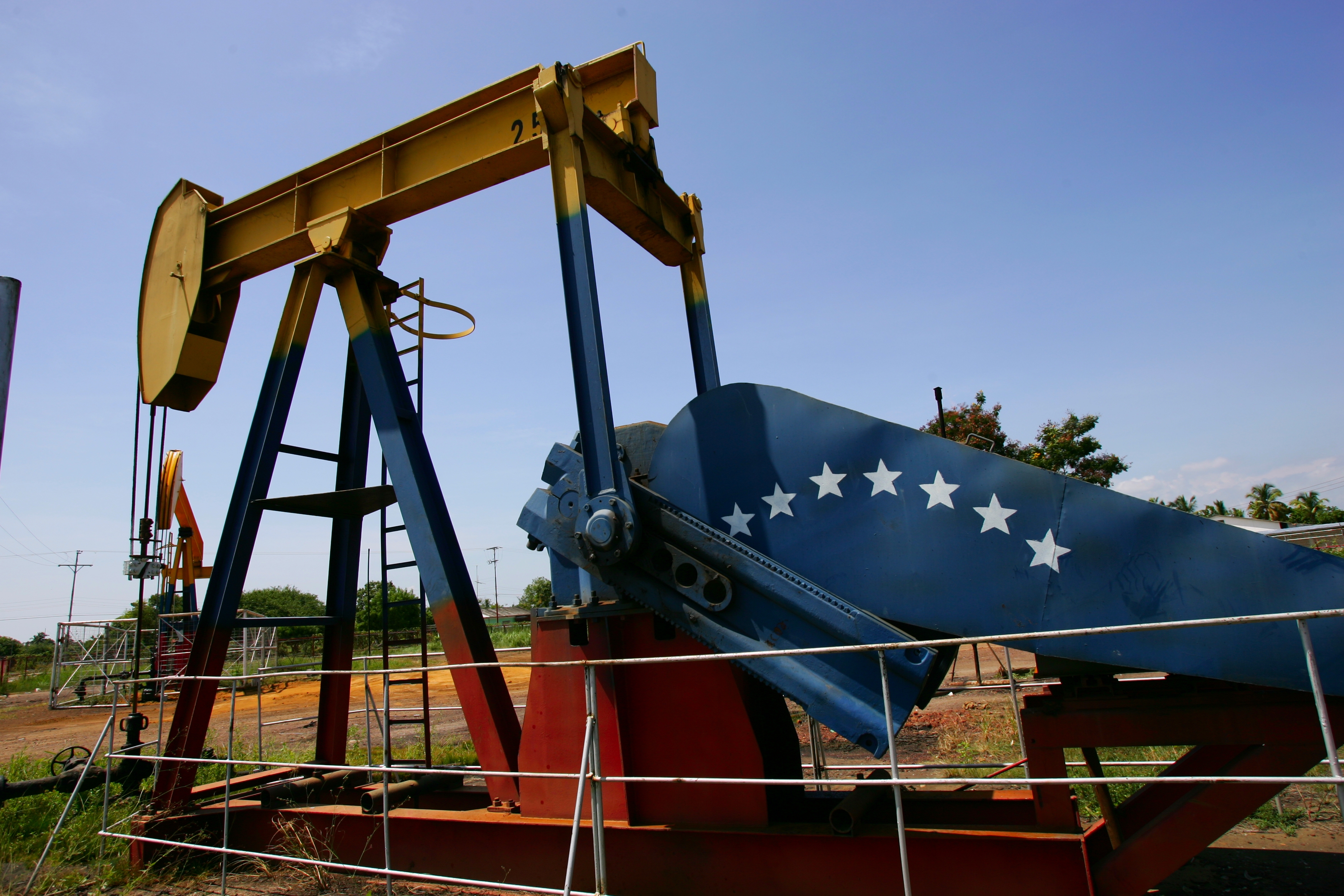 Régimen de Maduro triplica envíos de petróleo a Cuba 