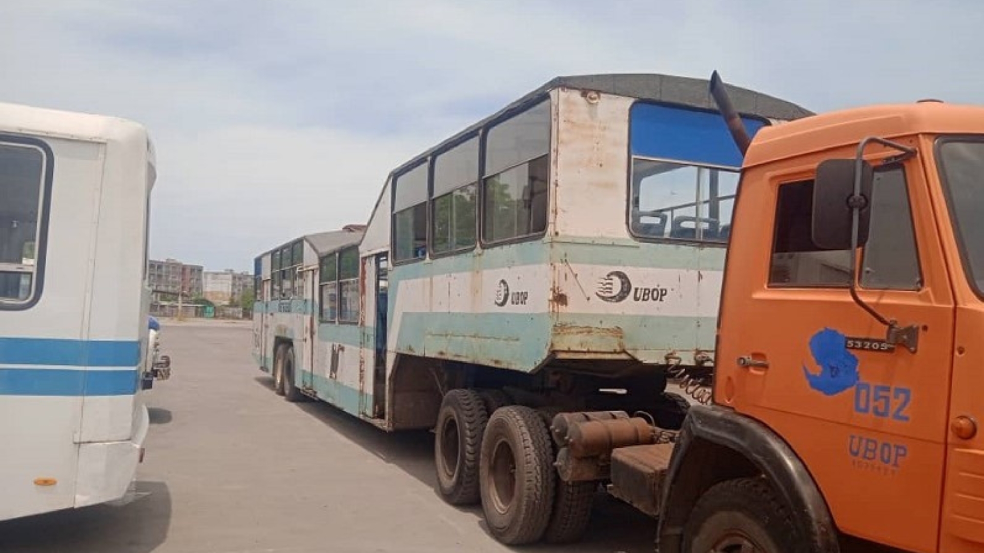 Régimen desempolva los “camellos” para el transporte público en Cuba