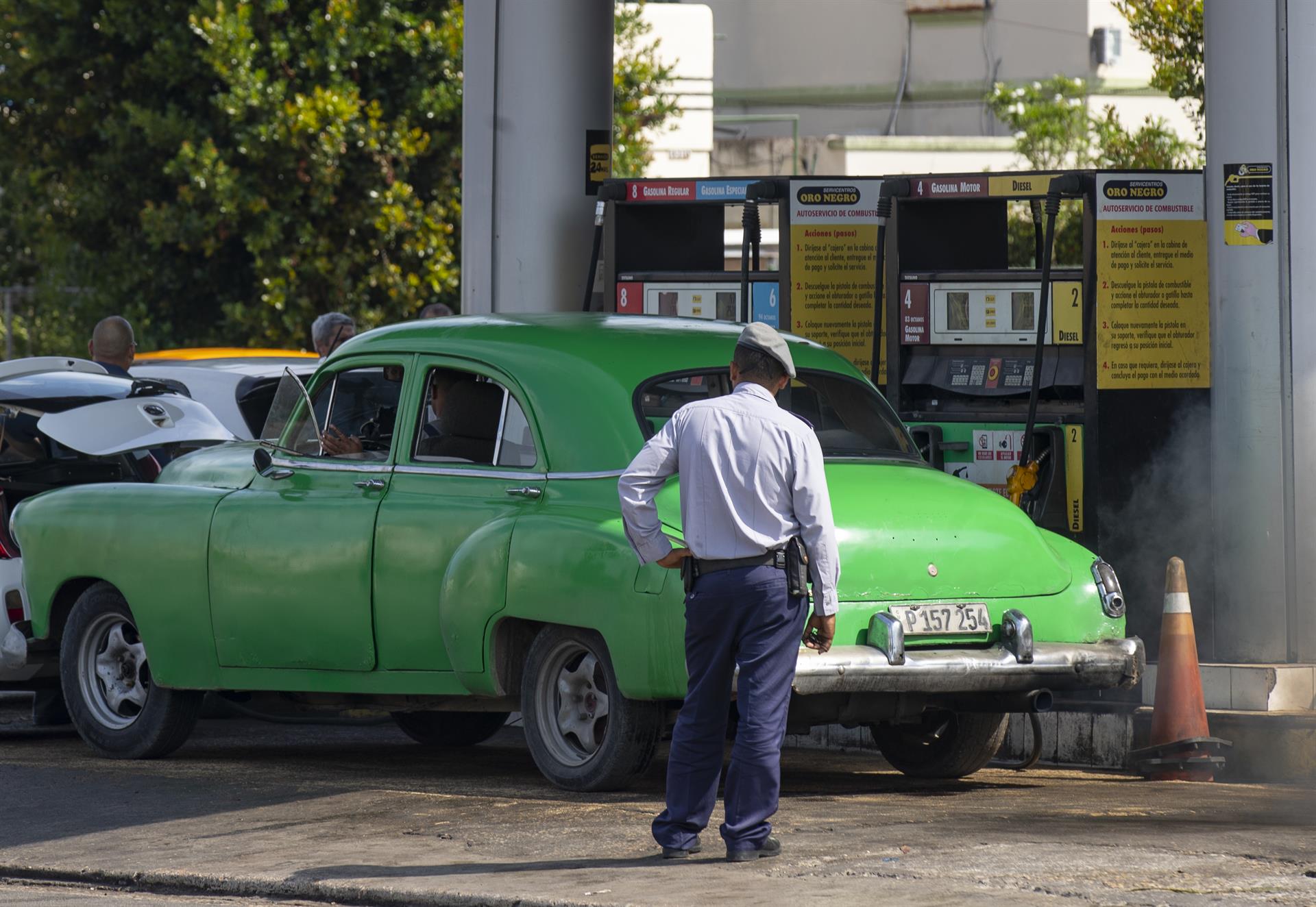 Régimen interrumpe 'temporalmente' venta de combustible