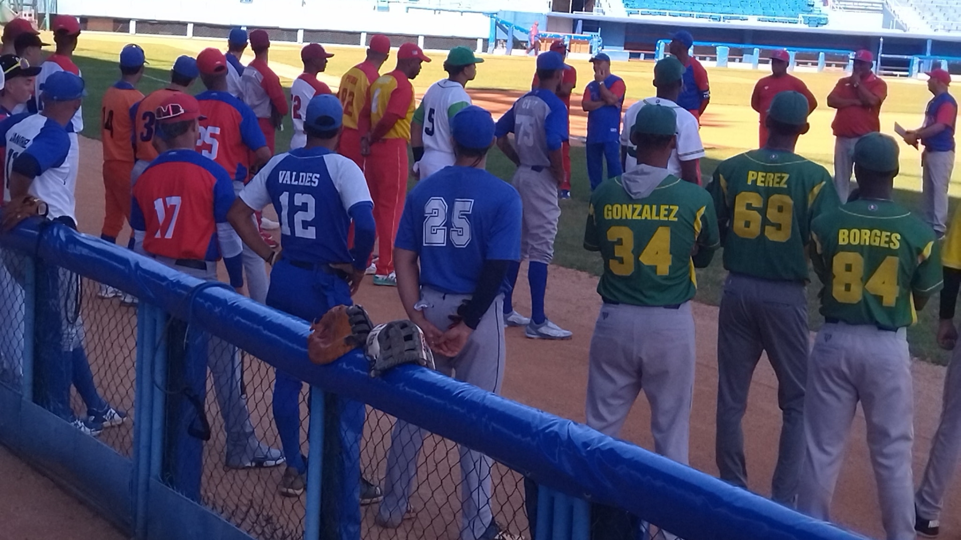 Régimen planea vender contratos de peloteros cubanos a academias en República Dominicana 