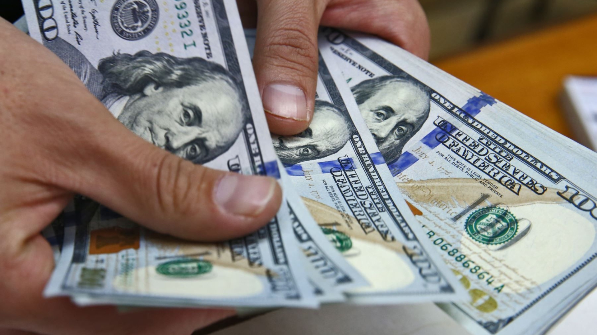 Régimen quiere más dólares del exilio y abre la posibilidad de depósitos en bancos cubanos